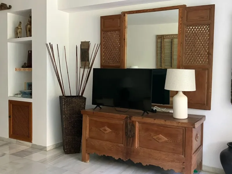 Located in one of the most prestigious residential complexes in Puerto Banús, this elegant ground-floor apartment perfectly blends luxury, comfort, and a prime location. Just 100 metres from the beach and within walking distance of the marina, fine dining
