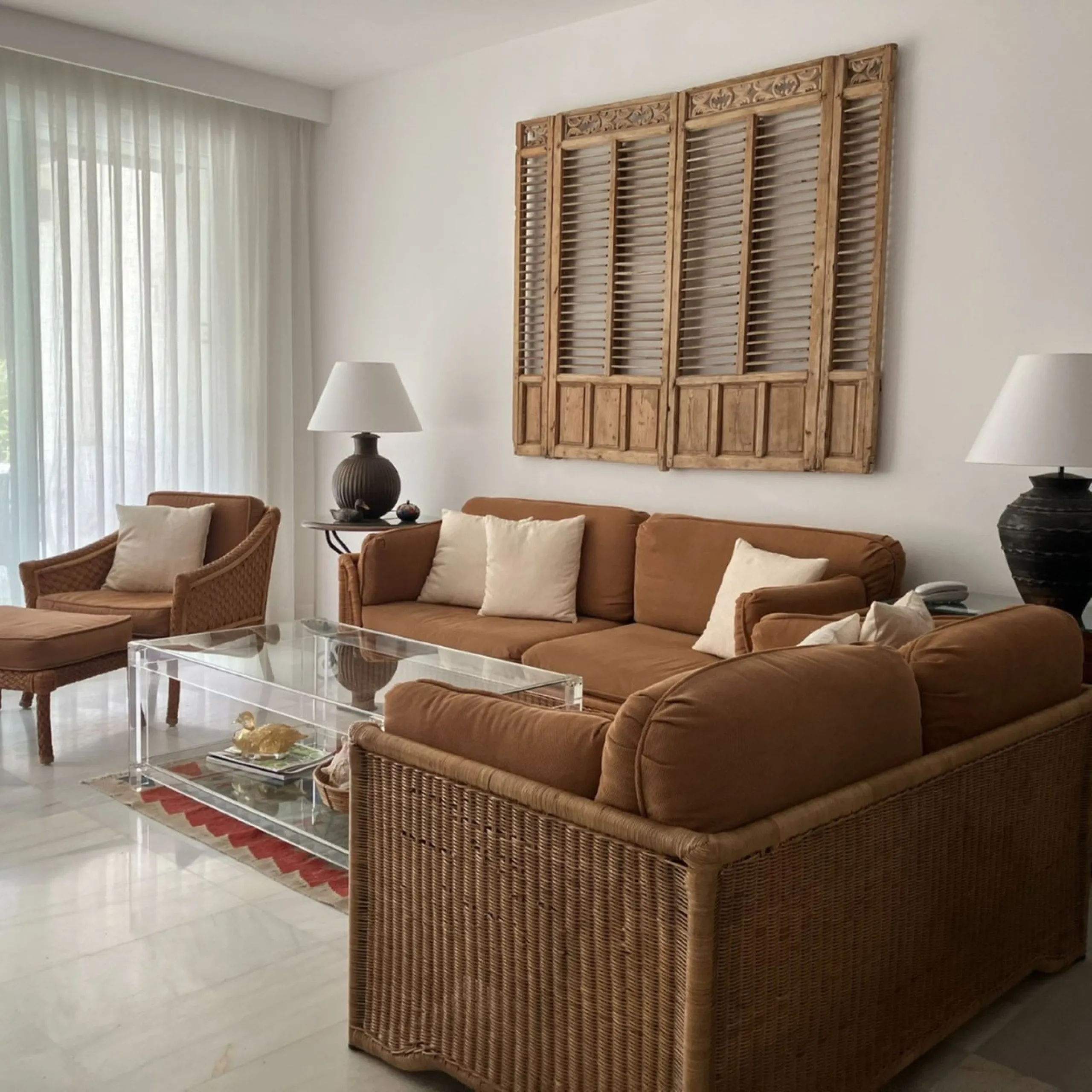 Located in one of the most prestigious residential complexes in Puerto Banús, this elegant ground-floor apartment perfectly blends luxury, comfort, and a prime location. Just 100 metres from the beach and within walking distance of the marina, fine dining