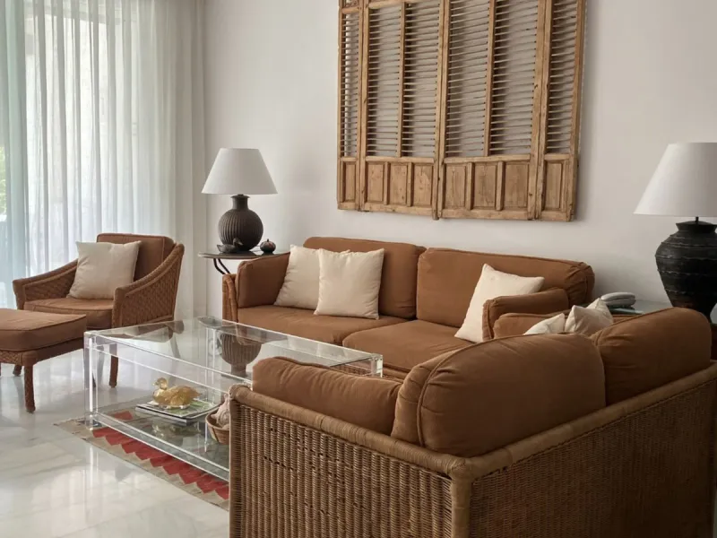 Located in one of the most prestigious residential complexes in Puerto Banús, this elegant ground-floor apartment perfectly blends luxury, comfort, and a prime location. Just 100 metres from the beach and within walking distance of the marina, fine dining