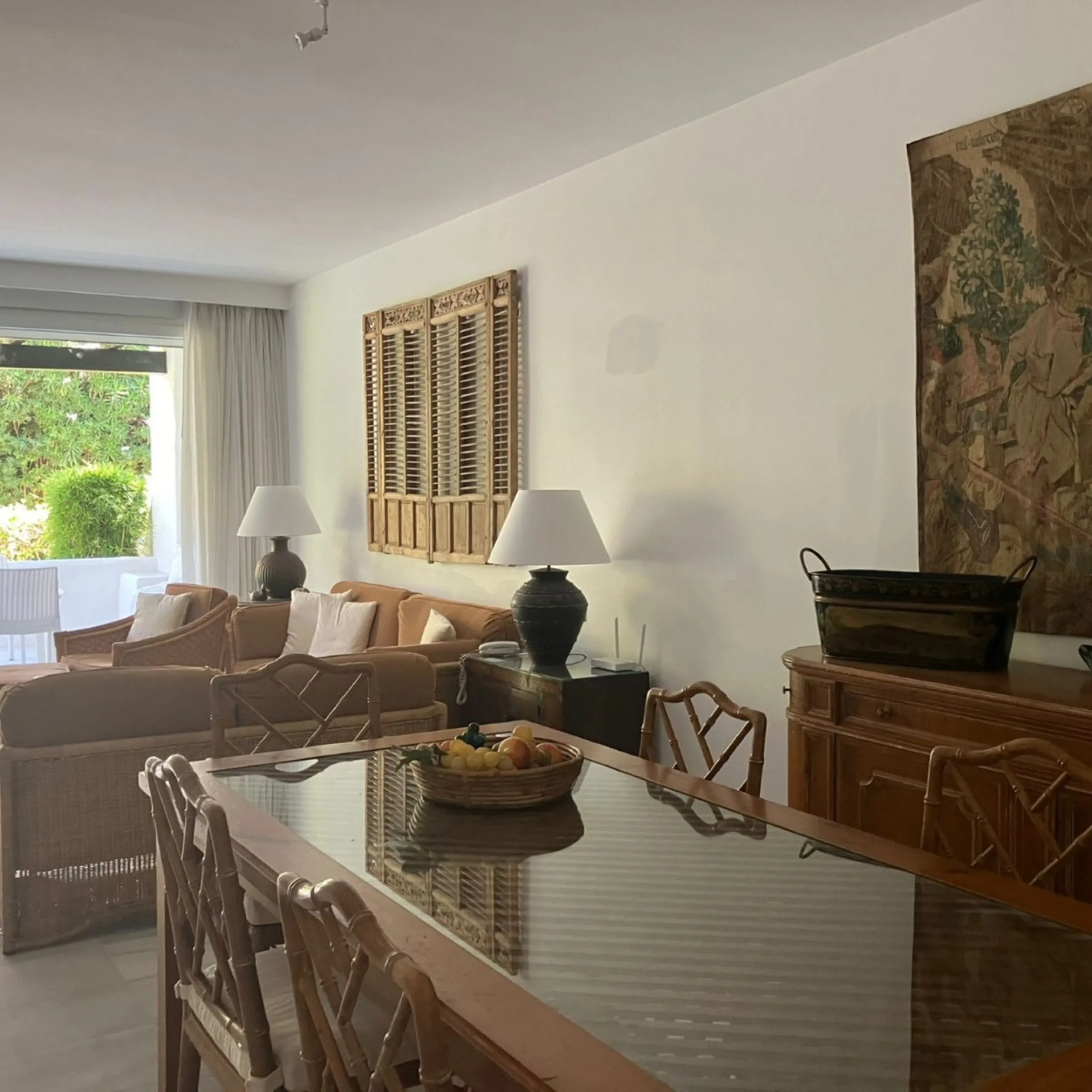 Located in one of the most prestigious residential complexes in Puerto Banús, this elegant ground-floor apartment perfectly blends luxury, comfort, and a prime location. Just 100 metres from the beach and within walking distance of the marina, fine dining