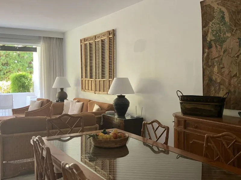 Located in one of the most prestigious residential complexes in Puerto Banús, this elegant ground-floor apartment perfectly blends luxury, comfort, and a prime location. Just 100 metres from the beach and within walking distance of the marina, fine dining