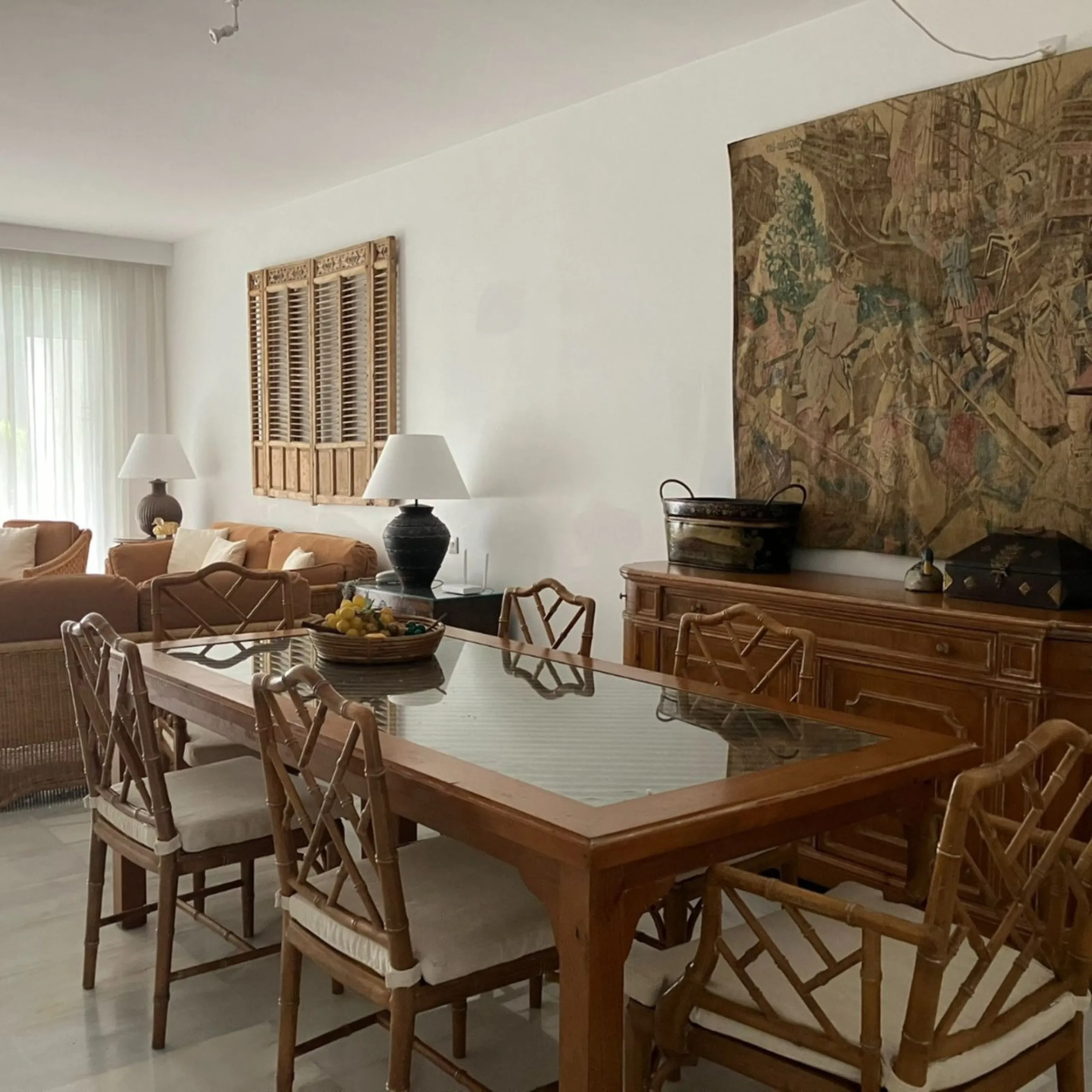 Located in one of the most prestigious residential complexes in Puerto Banús, this elegant ground-floor apartment perfectly blends luxury, comfort, and a prime location. Just 100 metres from the beach and within walking distance of the marina, fine dining