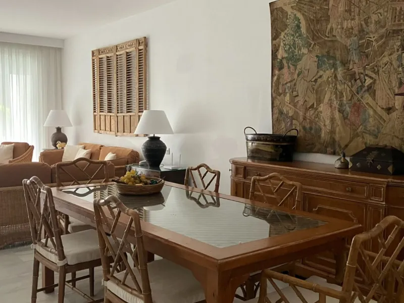 Located in one of the most prestigious residential complexes in Puerto Banús, this elegant ground-floor apartment perfectly blends luxury, comfort, and a prime location. Just 100 metres from the beach and within walking distance of the marina, fine dining
