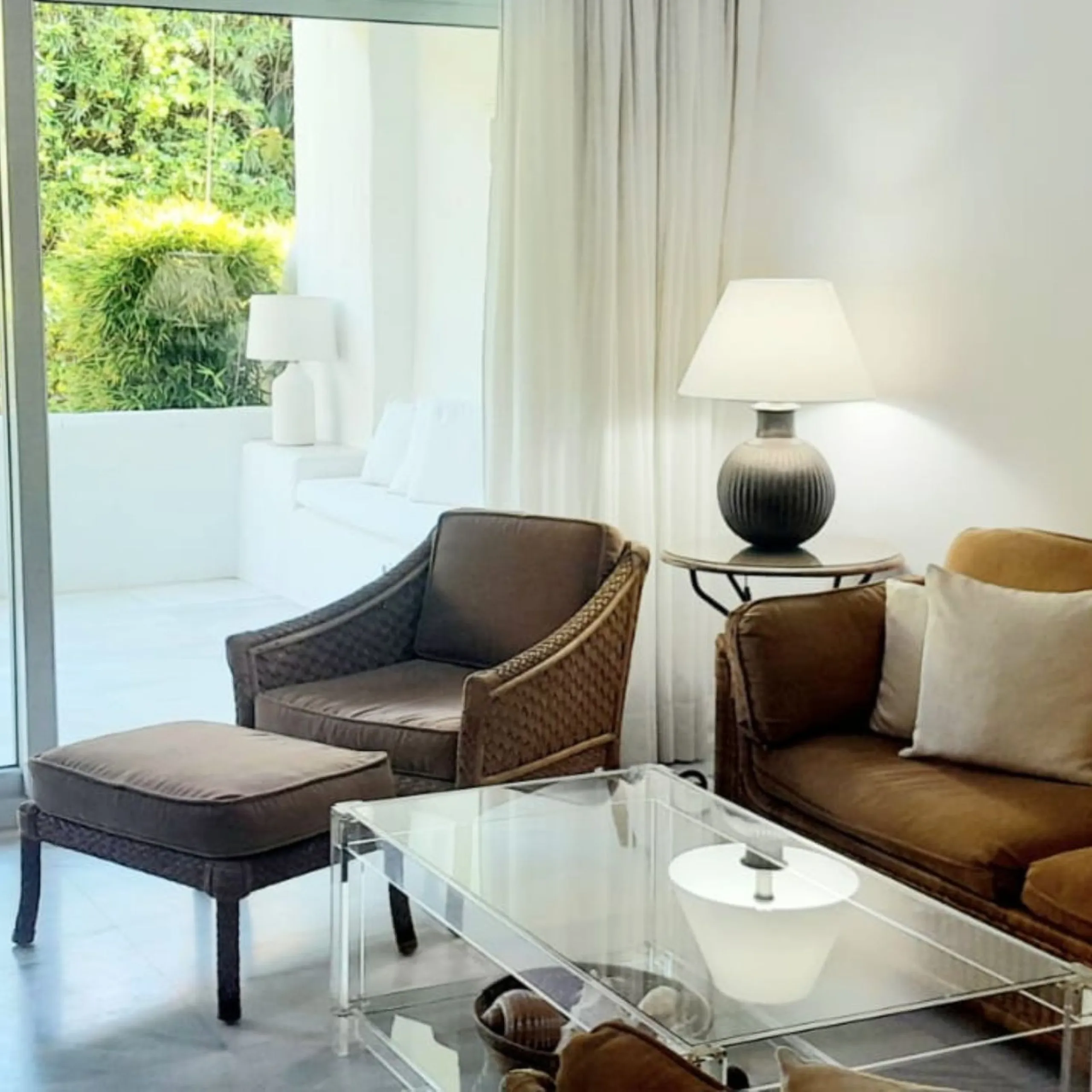 Located in one of the most prestigious residential complexes in Puerto Banús, this elegant ground-floor apartment perfectly blends luxury, comfort, and a prime location. Just 100 metres from the beach and within walking distance of the marina, fine dining