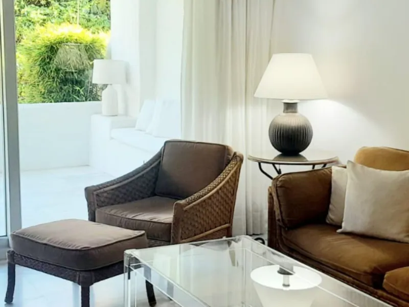 Located in one of the most prestigious residential complexes in Puerto Banús, this elegant ground-floor apartment perfectly blends luxury, comfort, and a prime location. Just 100 metres from the beach and within walking distance of the marina, fine dining