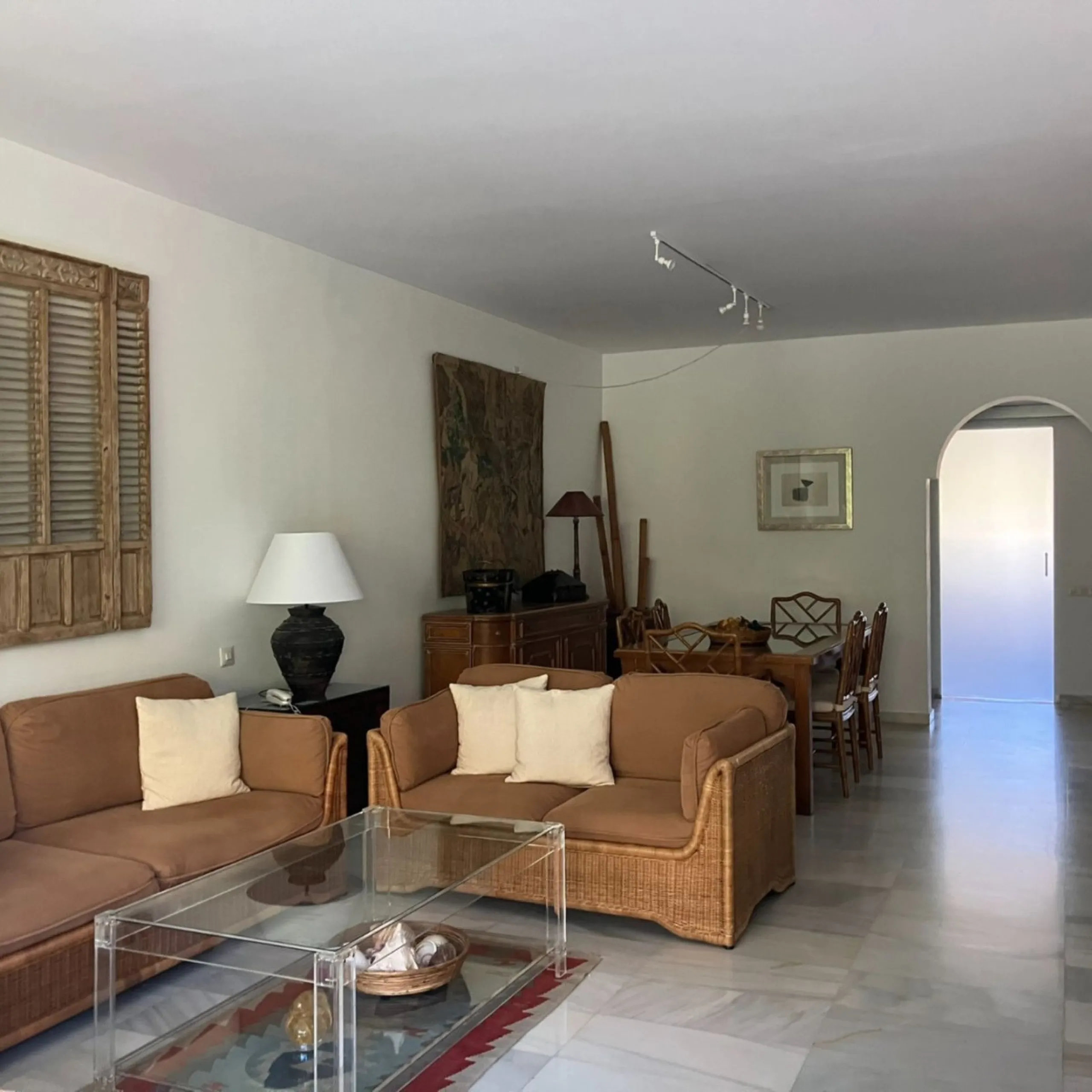 Located in one of the most prestigious residential complexes in Puerto Banús, this elegant ground-floor apartment perfectly blends luxury, comfort, and a prime location. Just 100 metres from the beach and within walking distance of the marina, fine dining