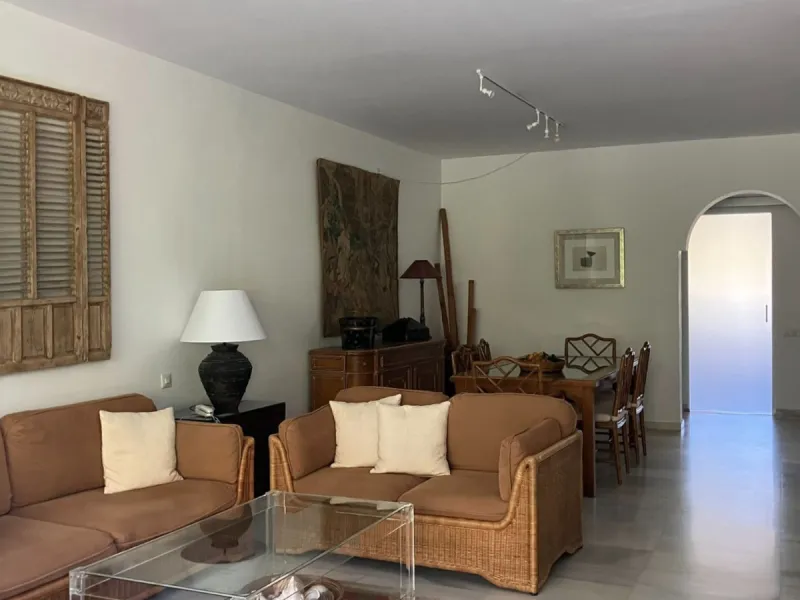 Located in one of the most prestigious residential complexes in Puerto Banús, this elegant ground-floor apartment perfectly blends luxury, comfort, and a prime location. Just 100 metres from the beach and within walking distance of the marina, fine dining