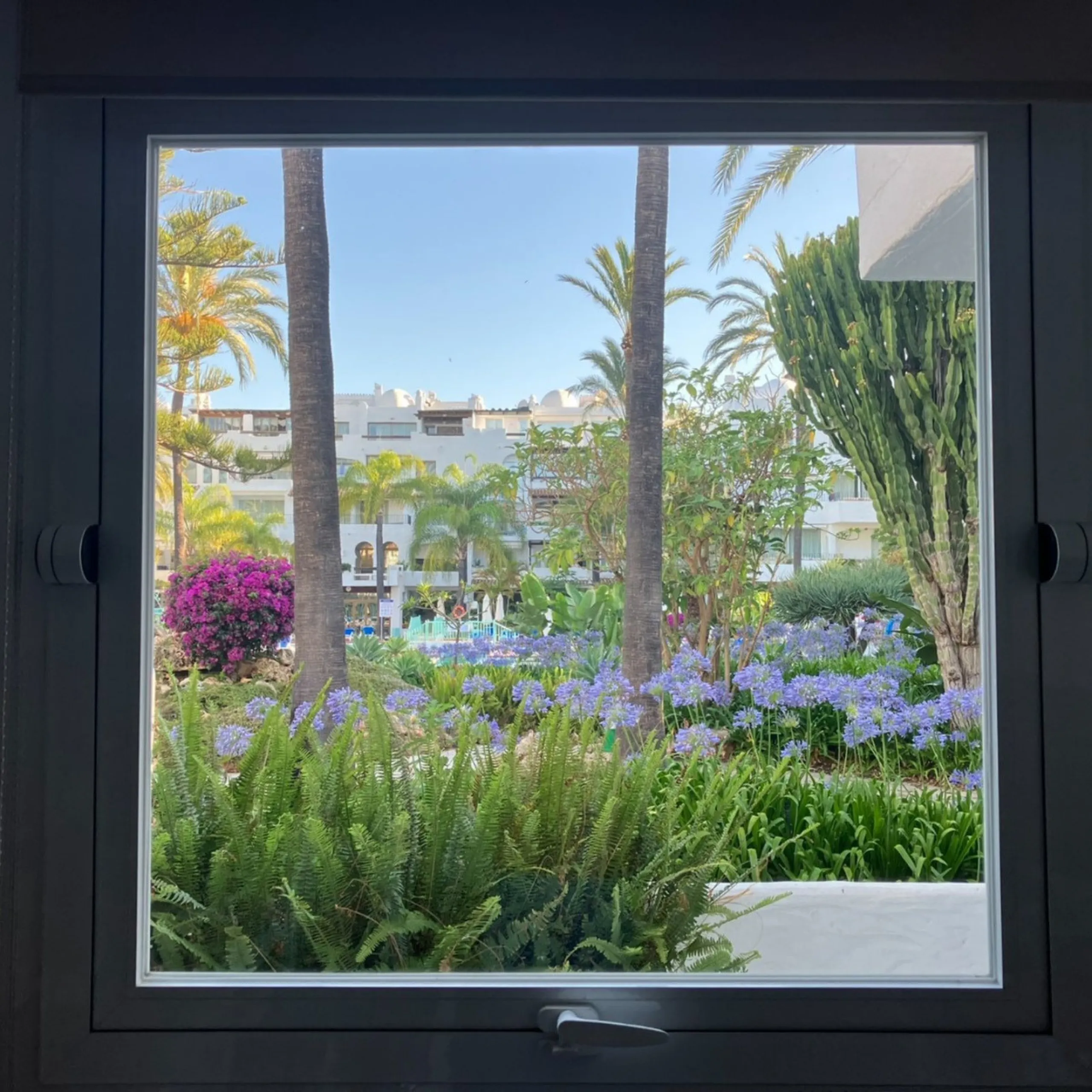 Located in one of the most prestigious residential complexes in Puerto Banús, this elegant ground-floor apartment perfectly blends luxury, comfort, and a prime location. Just 100 metres from the beach and within walking distance of the marina, fine dining