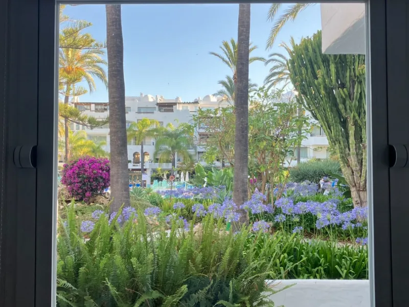 Located in one of the most prestigious residential complexes in Puerto Banús, this elegant ground-floor apartment perfectly blends luxury, comfort, and a prime location. Just 100 metres from the beach and within walking distance of the marina, fine dining
