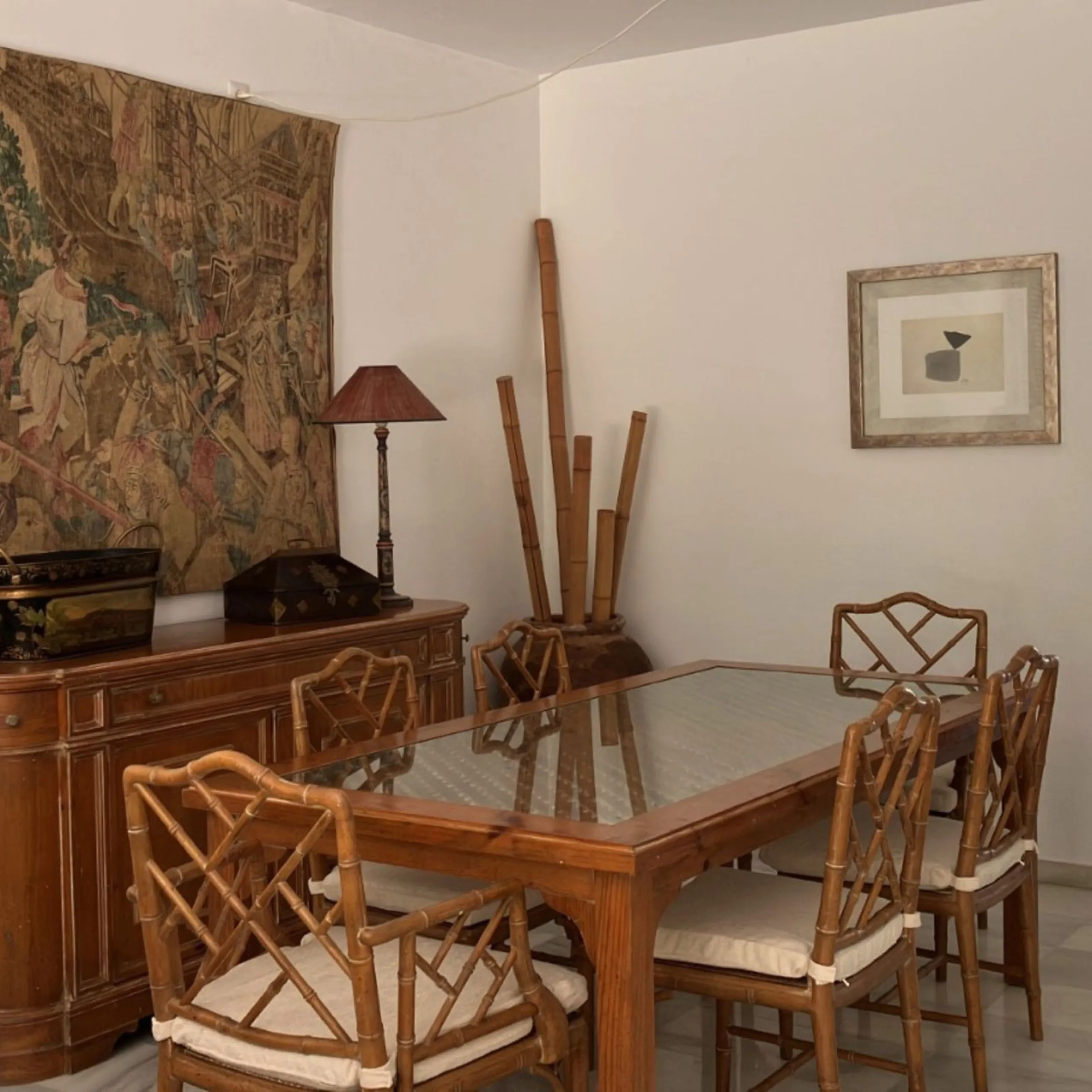 Located in one of the most prestigious residential complexes in Puerto Banús, this elegant ground-floor apartment perfectly blends luxury, comfort, and a prime location. Just 100 metres from the beach and within walking distance of the marina, fine dining