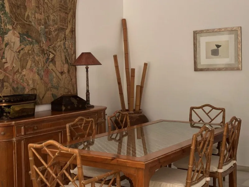 Located in one of the most prestigious residential complexes in Puerto Banús, this elegant ground-floor apartment perfectly blends luxury, comfort, and a prime location. Just 100 metres from the beach and within walking distance of the marina, fine dining