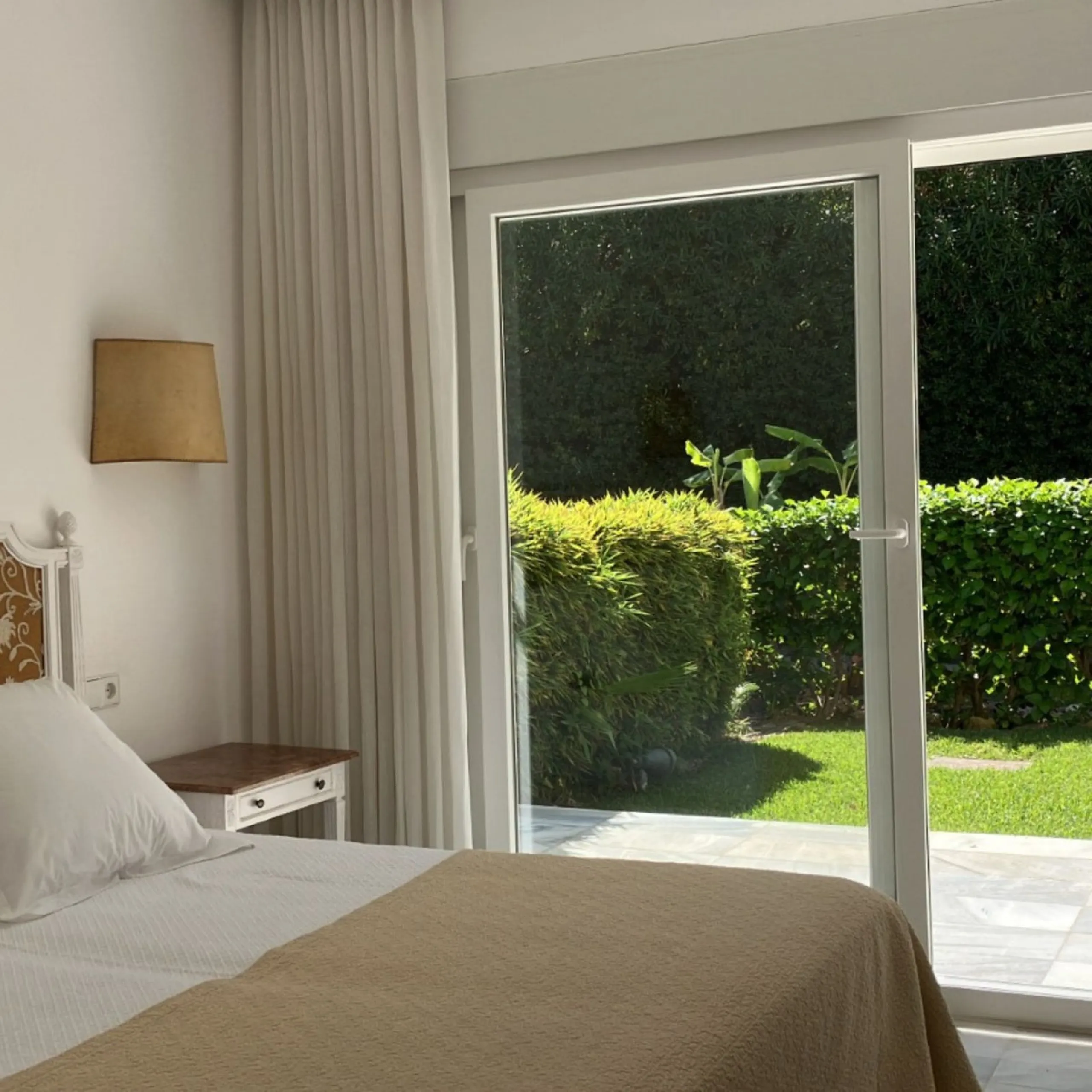Located in one of the most prestigious residential complexes in Puerto Banús, this elegant ground-floor apartment perfectly blends luxury, comfort, and a prime location. Just 100 metres from the beach and within walking distance of the marina, fine dining
