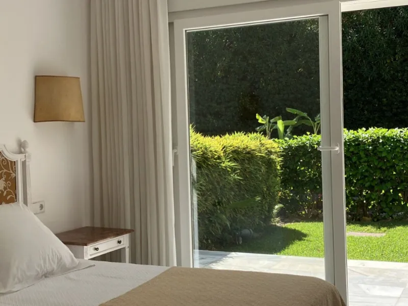Located in one of the most prestigious residential complexes in Puerto Banús, this elegant ground-floor apartment perfectly blends luxury, comfort, and a prime location. Just 100 metres from the beach and within walking distance of the marina, fine dining