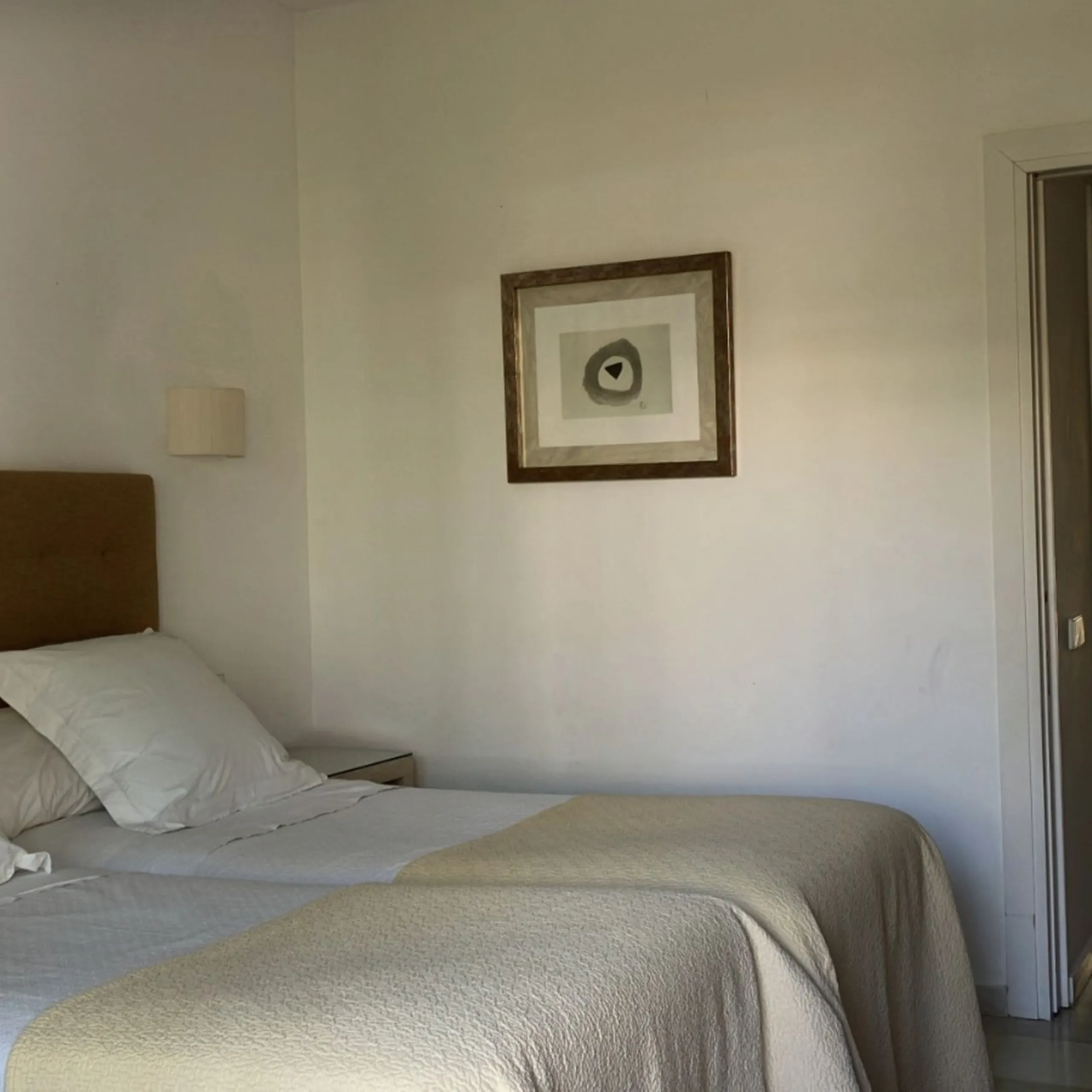 Located in one of the most prestigious residential complexes in Puerto Banús, this elegant ground-floor apartment perfectly blends luxury, comfort, and a prime location. Just 100 metres from the beach and within walking distance of the marina, fine dining