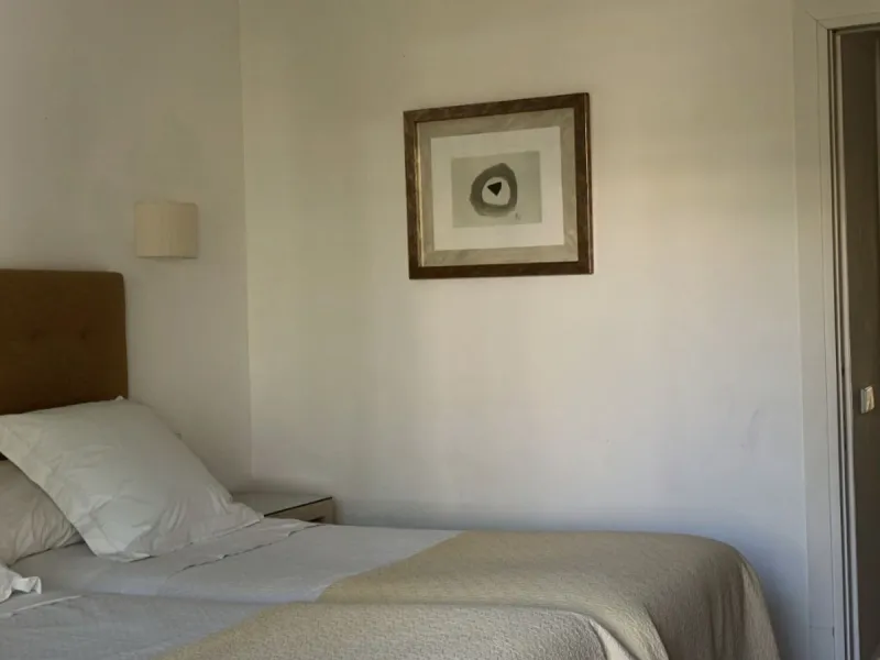 Located in one of the most prestigious residential complexes in Puerto Banús, this elegant ground-floor apartment perfectly blends luxury, comfort, and a prime location. Just 100 metres from the beach and within walking distance of the marina, fine dining