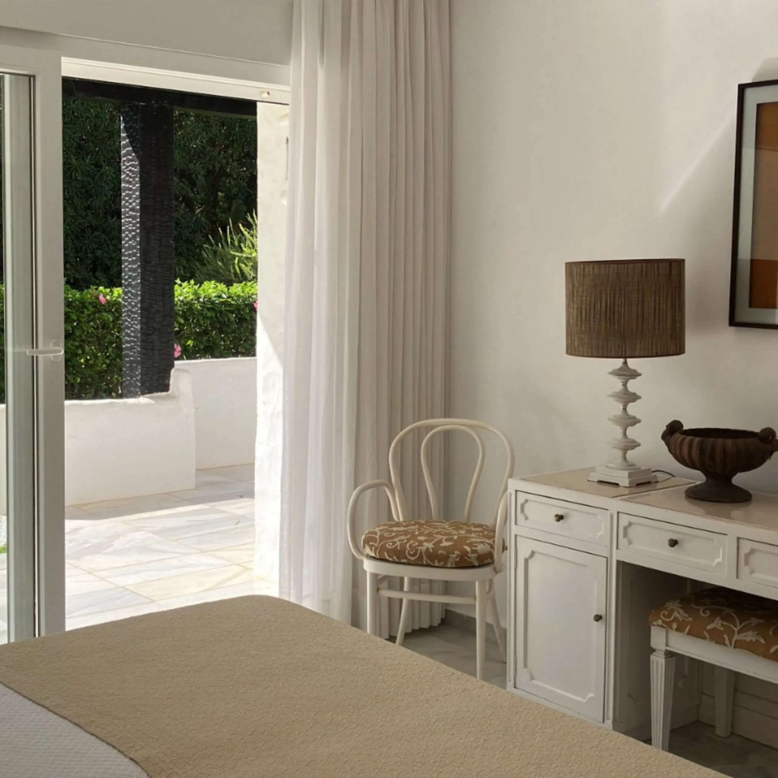 Located in one of the most prestigious residential complexes in Puerto Banús, this elegant ground-floor apartment perfectly blends luxury, comfort, and a prime location. Just 100 metres from the beach and within walking distance of the marina, fine dining