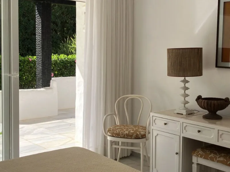 Located in one of the most prestigious residential complexes in Puerto Banús, this elegant ground-floor apartment perfectly blends luxury, comfort, and a prime location. Just 100 metres from the beach and within walking distance of the marina, fine dining