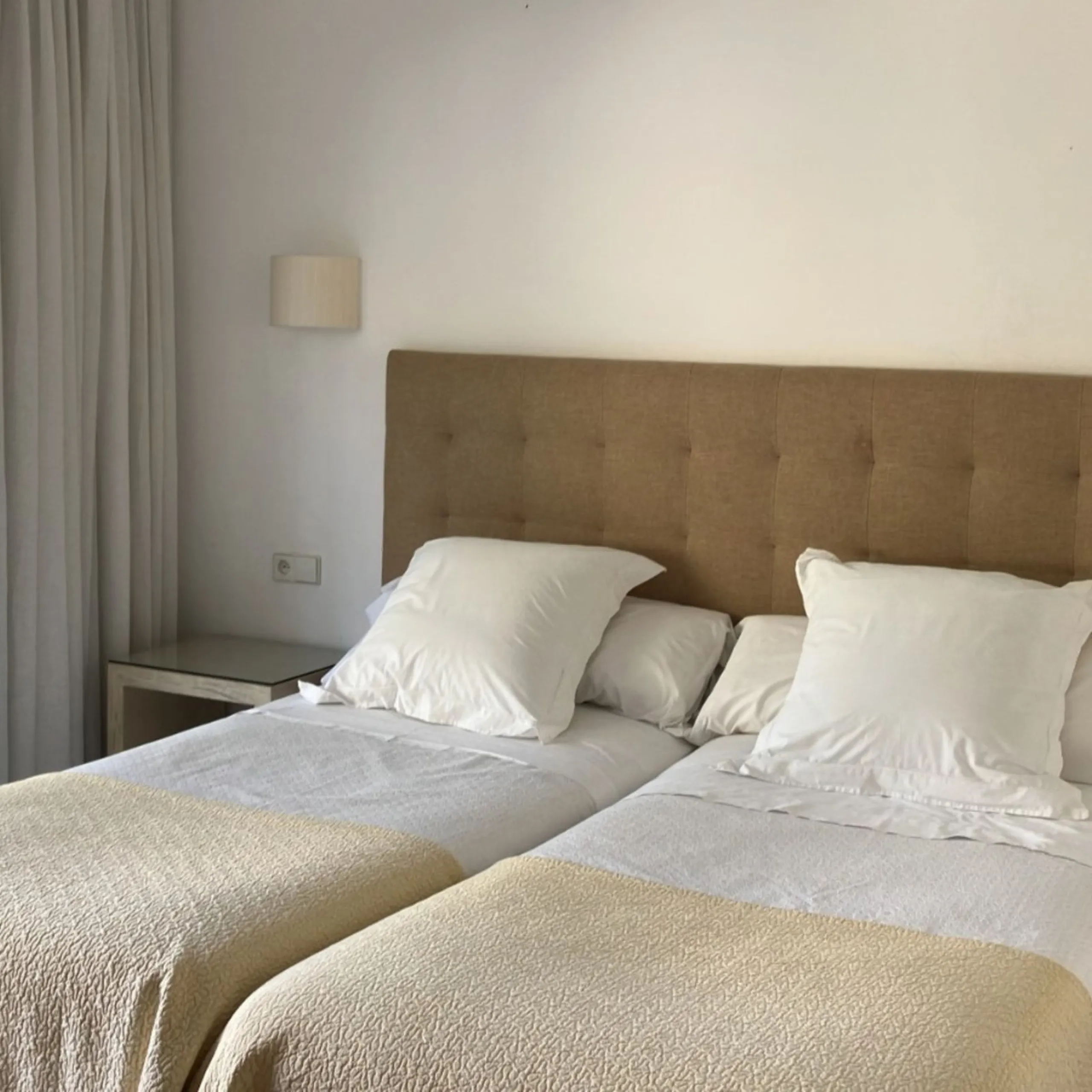 Located in one of the most prestigious residential complexes in Puerto Banús, this elegant ground-floor apartment perfectly blends luxury, comfort, and a prime location. Just 100 metres from the beach and within walking distance of the marina, fine dining