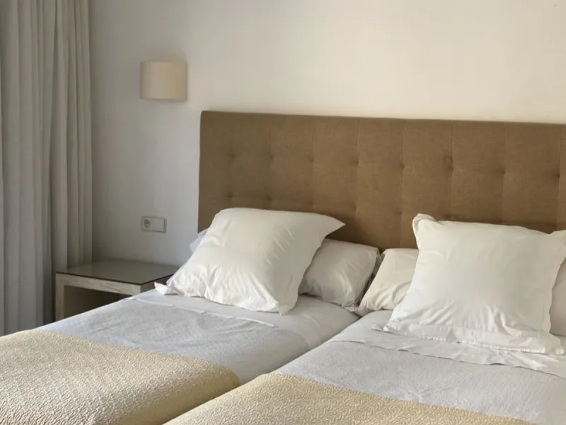 Located in one of the most prestigious residential complexes in Puerto Banús, this elegant ground-floor apartment perfectly blends luxury, comfort, and a prime location. Just 100 metres from the beach and within walking distance of the marina, fine dining