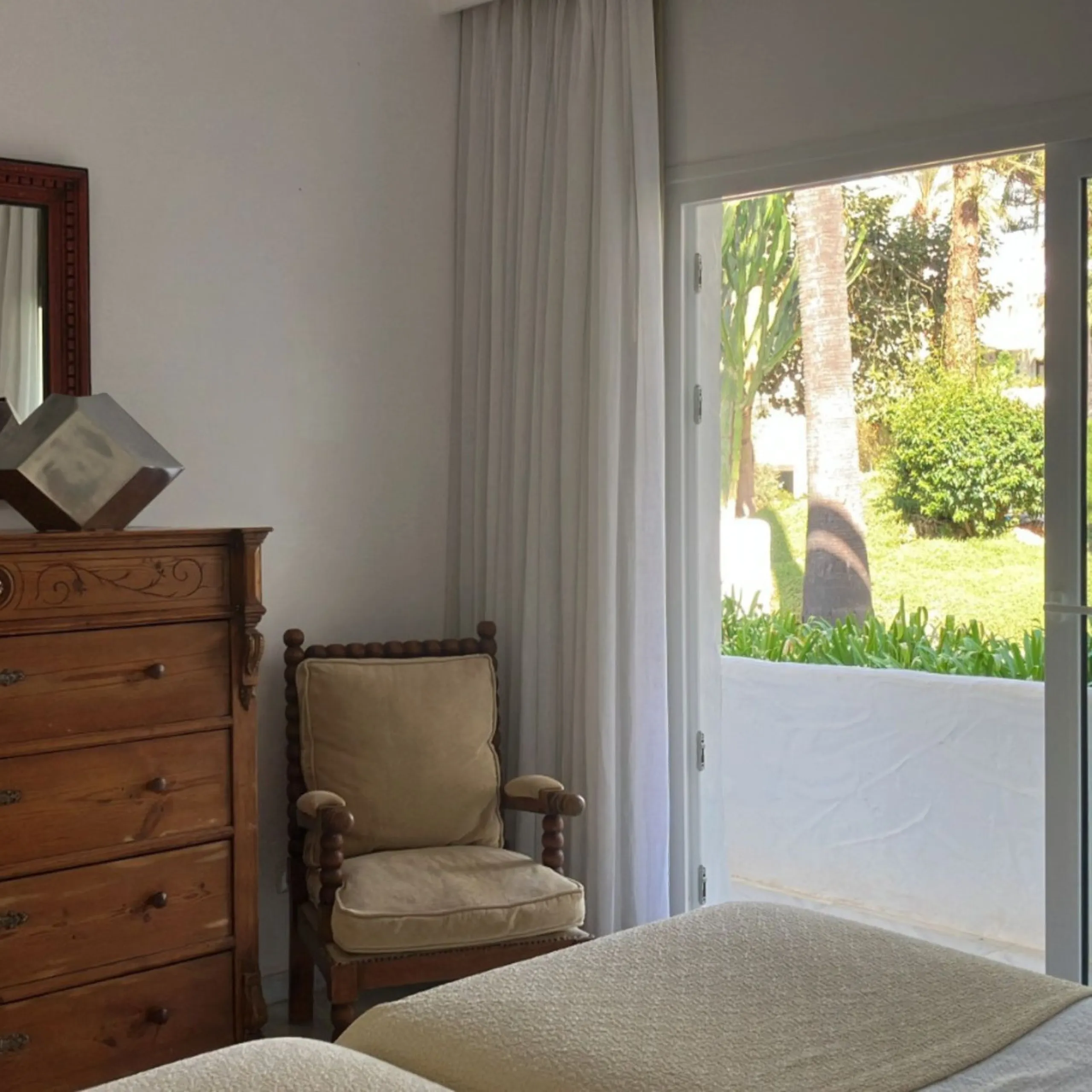 Located in one of the most prestigious residential complexes in Puerto Banús, this elegant ground-floor apartment perfectly blends luxury, comfort, and a prime location. Just 100 metres from the beach and within walking distance of the marina, fine dining
