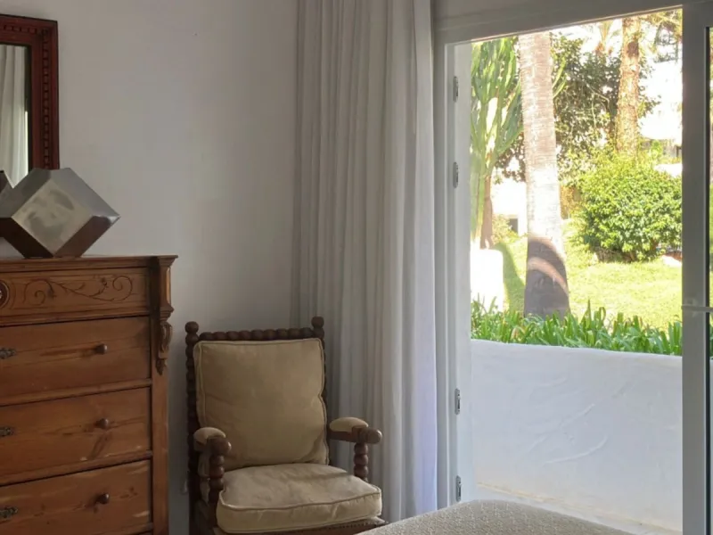 Located in one of the most prestigious residential complexes in Puerto Banús, this elegant ground-floor apartment perfectly blends luxury, comfort, and a prime location. Just 100 metres from the beach and within walking distance of the marina, fine dining