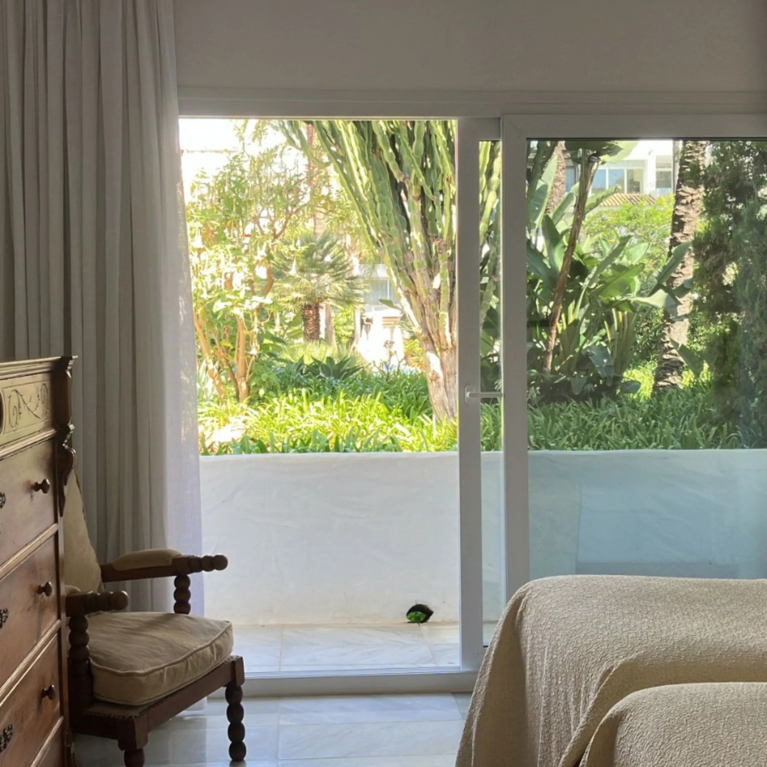 Located in one of the most prestigious residential complexes in Puerto Banús, this elegant ground-floor apartment perfectly blends luxury, comfort, and a prime location. Just 100 metres from the beach and within walking distance of the marina, fine dining
