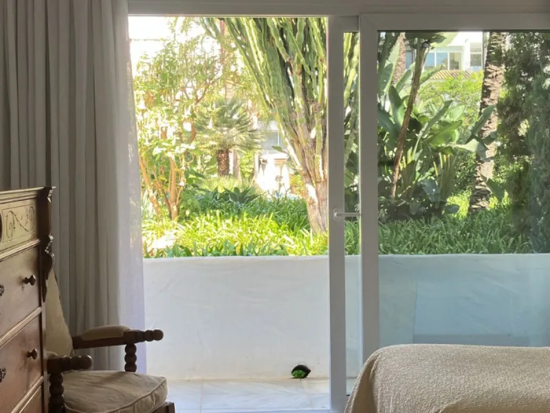 Located in one of the most prestigious residential complexes in Puerto Banús, this elegant ground-floor apartment perfectly blends luxury, comfort, and a prime location. Just 100 metres from the beach and within walking distance of the marina, fine dining