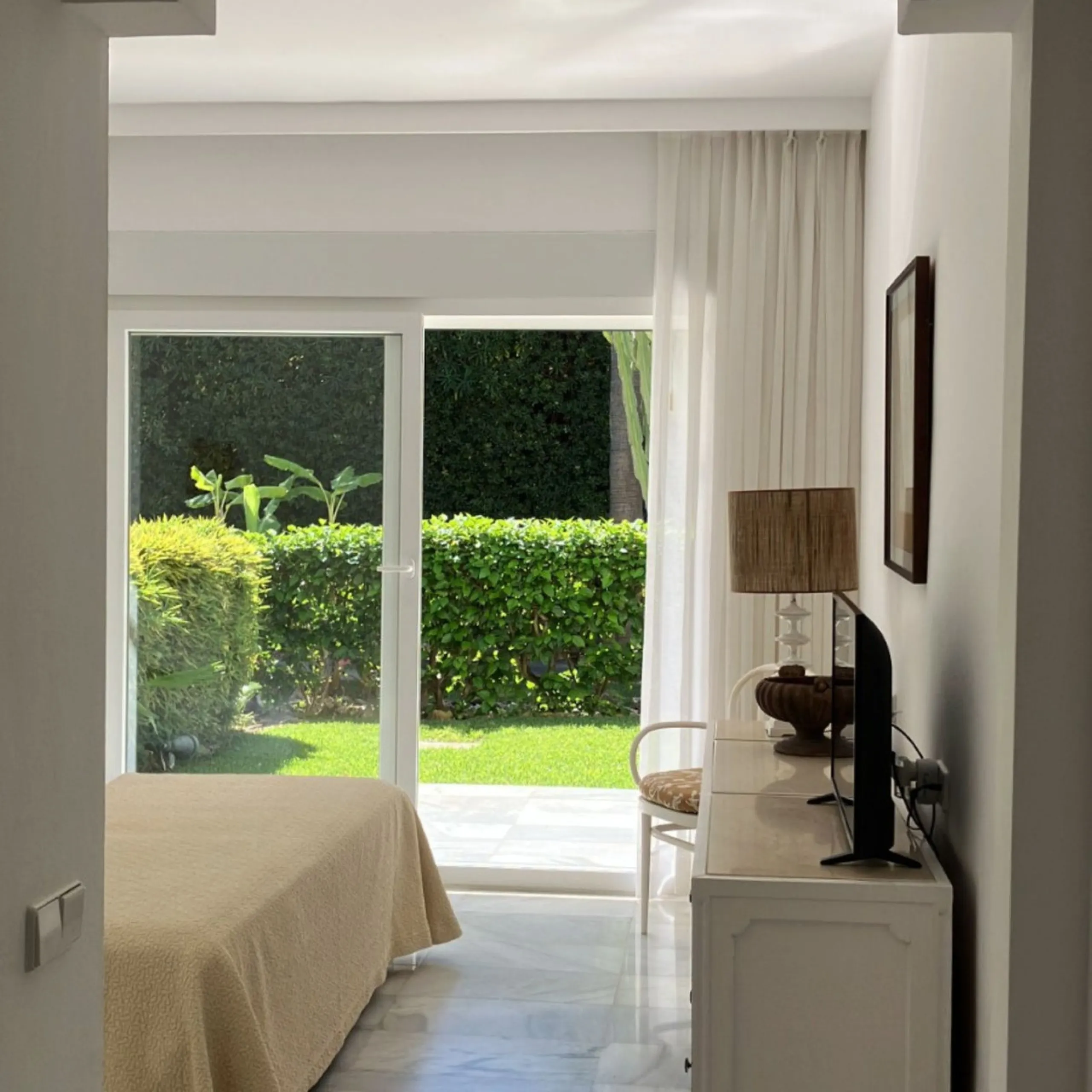 Located in one of the most prestigious residential complexes in Puerto Banús, this elegant ground-floor apartment perfectly blends luxury, comfort, and a prime location. Just 100 metres from the beach and within walking distance of the marina, fine dining