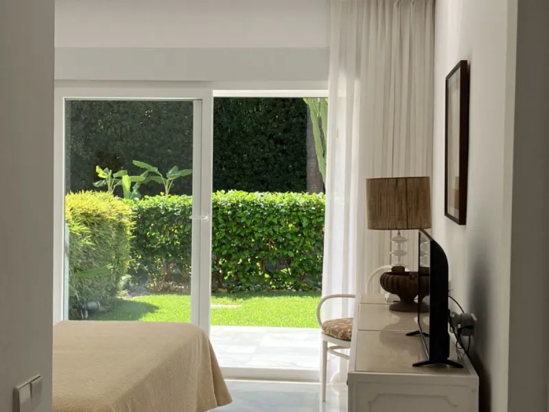 Located in one of the most prestigious residential complexes in Puerto Banús, this elegant ground-floor apartment perfectly blends luxury, comfort, and a prime location. Just 100 metres from the beach and within walking distance of the marina, fine dining