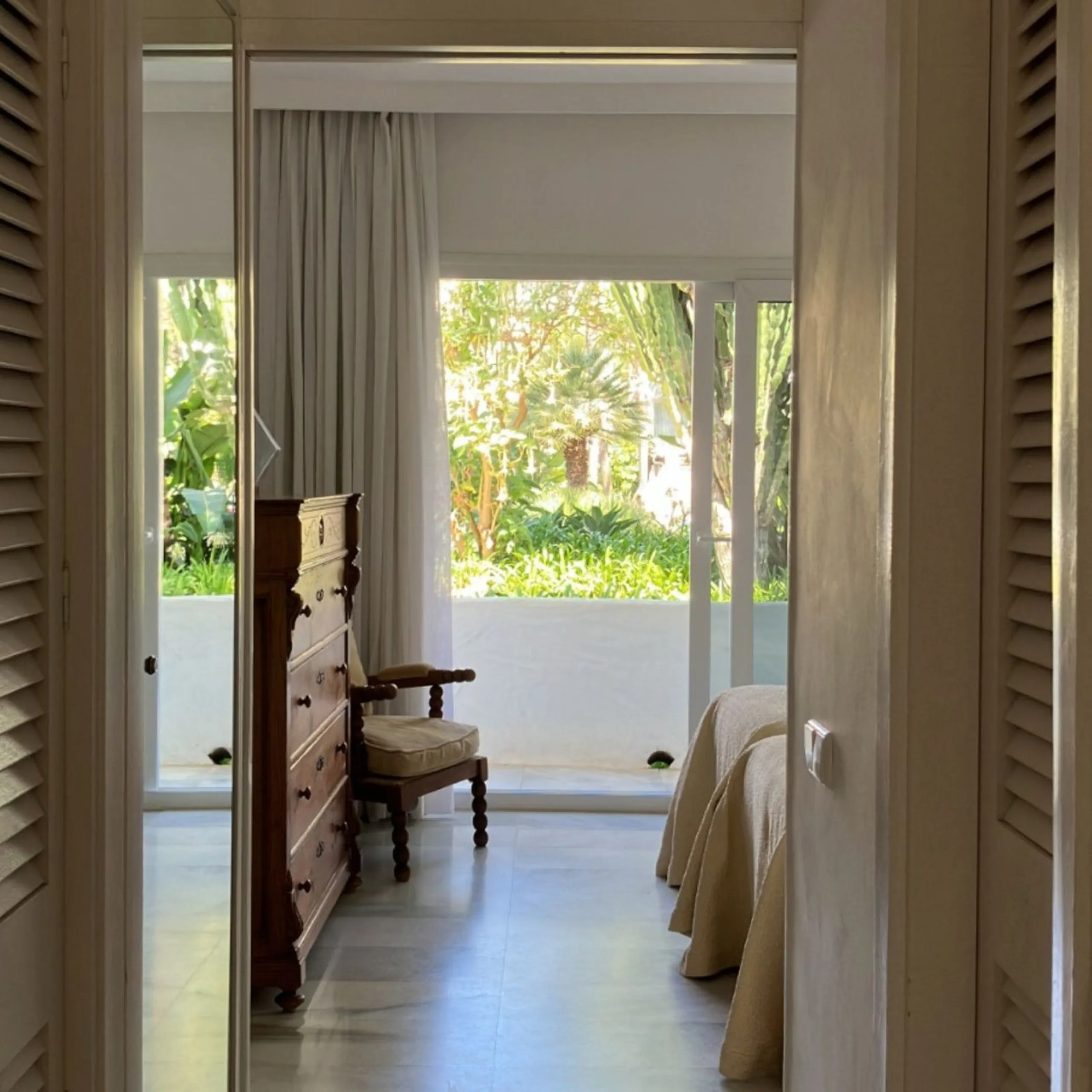 Located in one of the most prestigious residential complexes in Puerto Banús, this elegant ground-floor apartment perfectly blends luxury, comfort, and a prime location. Just 100 metres from the beach and within walking distance of the marina, fine dining