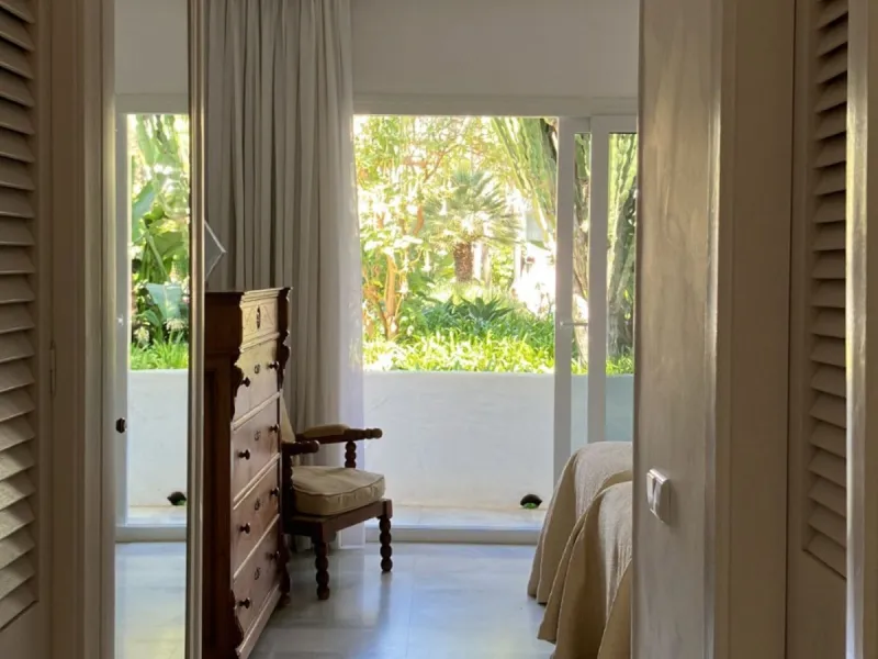 Located in one of the most prestigious residential complexes in Puerto Banús, this elegant ground-floor apartment perfectly blends luxury, comfort, and a prime location. Just 100 metres from the beach and within walking distance of the marina, fine dining