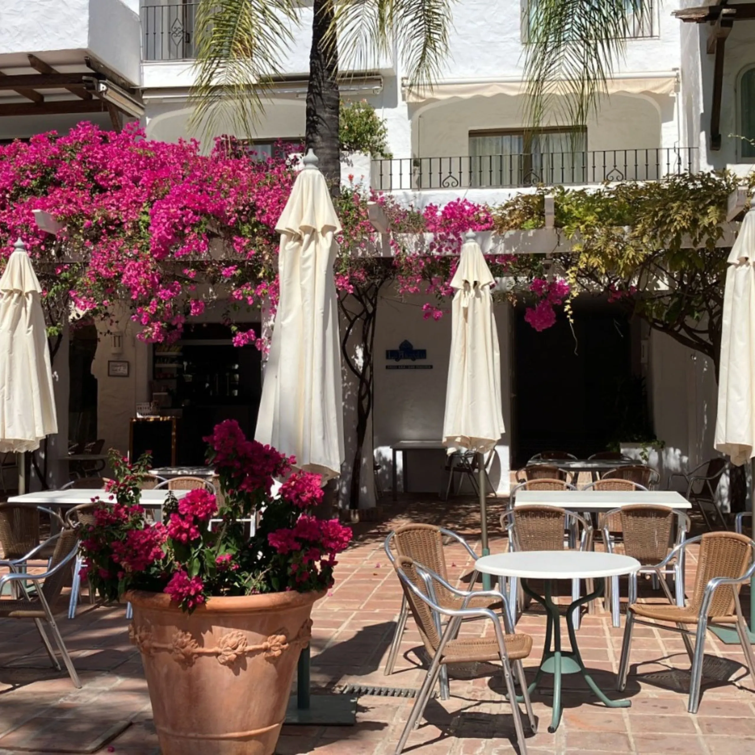 Located in one of the most prestigious residential complexes in Puerto Banús, this elegant ground-floor apartment perfectly blends luxury, comfort, and a prime location. Just 100 metres from the beach and within walking distance of the marina, fine dining