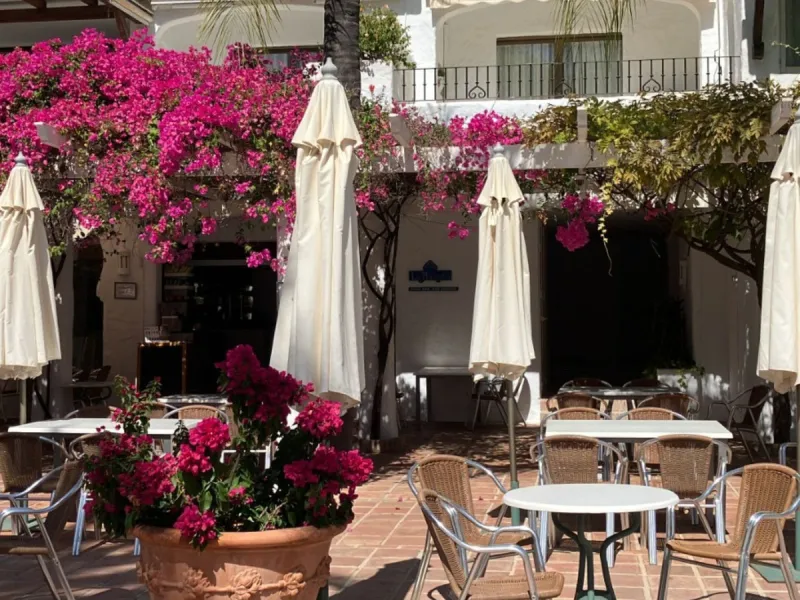Located in one of the most prestigious residential complexes in Puerto Banús, this elegant ground-floor apartment perfectly blends luxury, comfort, and a prime location. Just 100 metres from the beach and within walking distance of the marina, fine dining