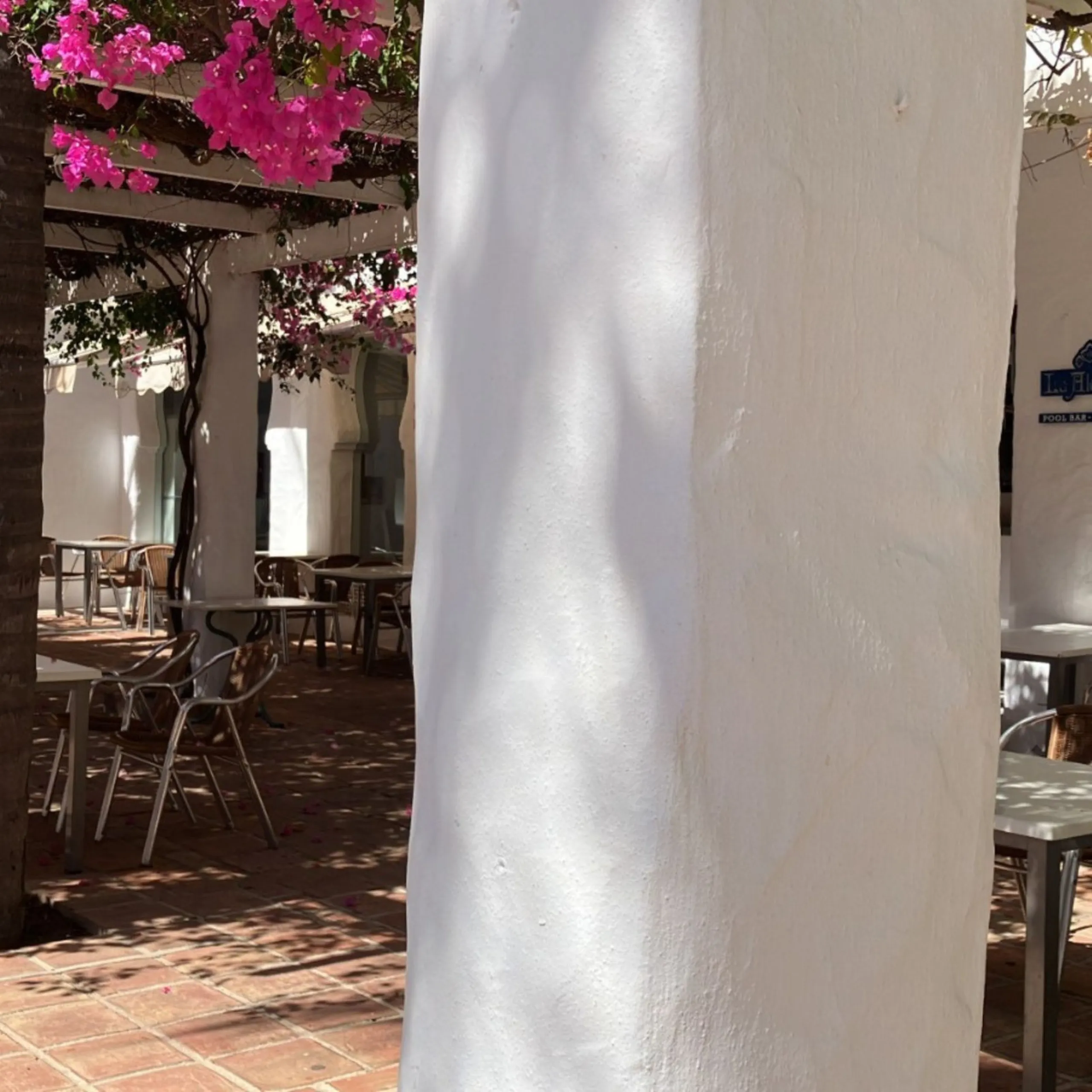 Located in one of the most prestigious residential complexes in Puerto Banús, this elegant ground-floor apartment perfectly blends luxury, comfort, and a prime location. Just 100 metres from the beach and within walking distance of the marina, fine dining