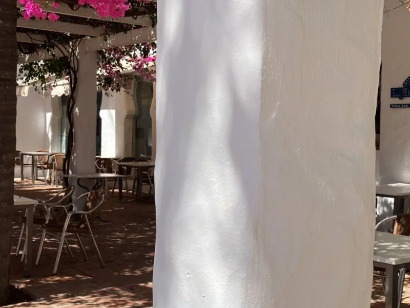 Located in one of the most prestigious residential complexes in Puerto Banús, this elegant ground-floor apartment perfectly blends luxury, comfort, and a prime location. Just 100 metres from the beach and within walking distance of the marina, fine dining