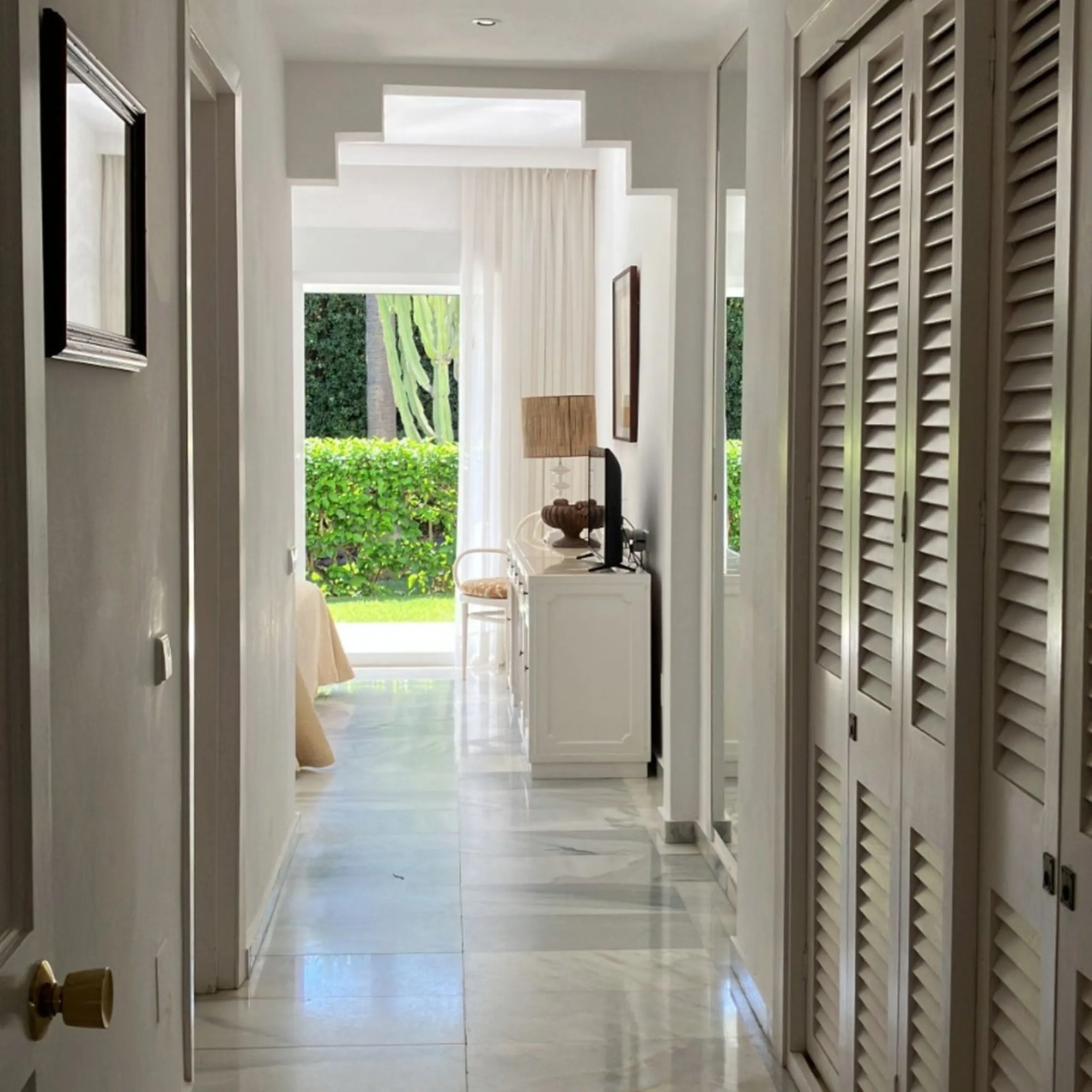 Located in one of the most prestigious residential complexes in Puerto Banús, this elegant ground-floor apartment perfectly blends luxury, comfort, and a prime location. Just 100 metres from the beach and within walking distance of the marina, fine dining