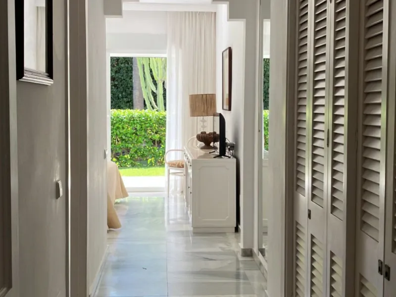 Located in one of the most prestigious residential complexes in Puerto Banús, this elegant ground-floor apartment perfectly blends luxury, comfort, and a prime location. Just 100 metres from the beach and within walking distance of the marina, fine dining