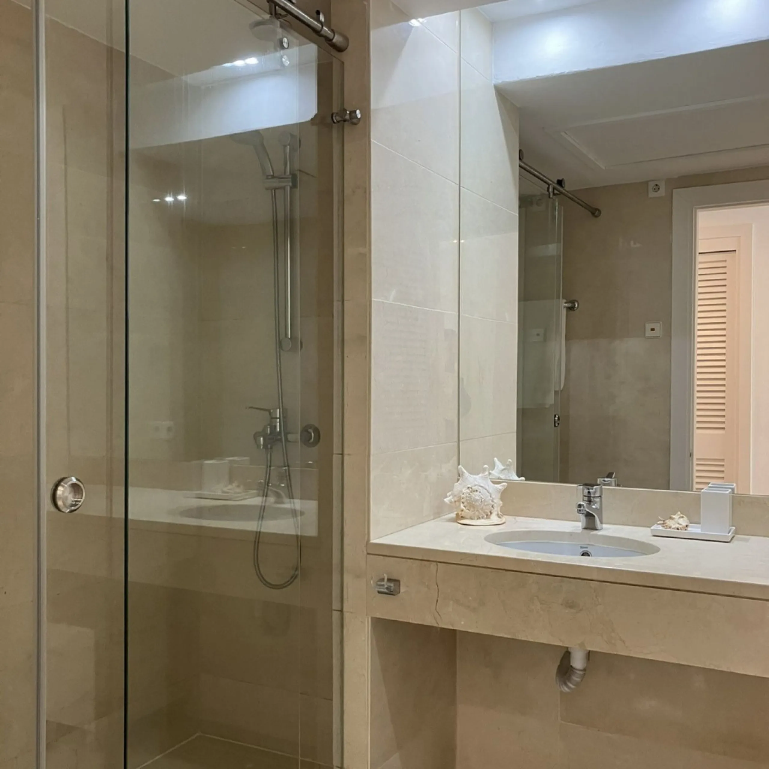 Located in one of the most prestigious residential complexes in Puerto Banús, this elegant ground-floor apartment perfectly blends luxury, comfort, and a prime location. Just 100 metres from the beach and within walking distance of the marina, fine dining
