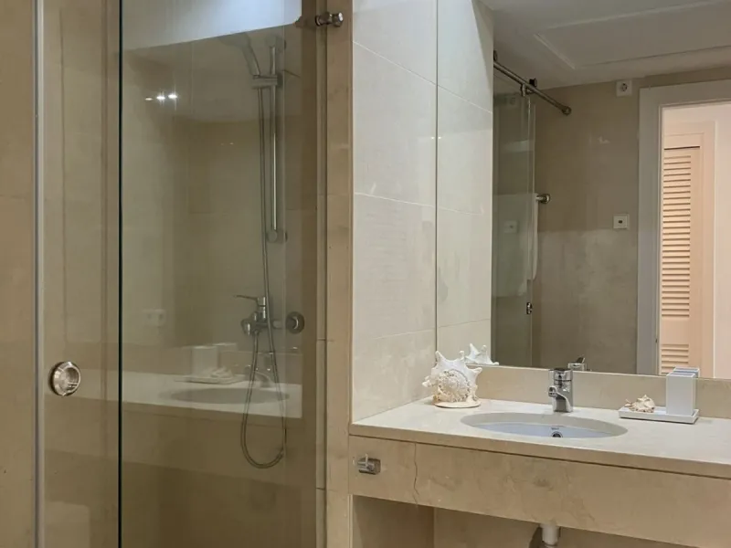 Located in one of the most prestigious residential complexes in Puerto Banús, this elegant ground-floor apartment perfectly blends luxury, comfort, and a prime location. Just 100 metres from the beach and within walking distance of the marina, fine dining