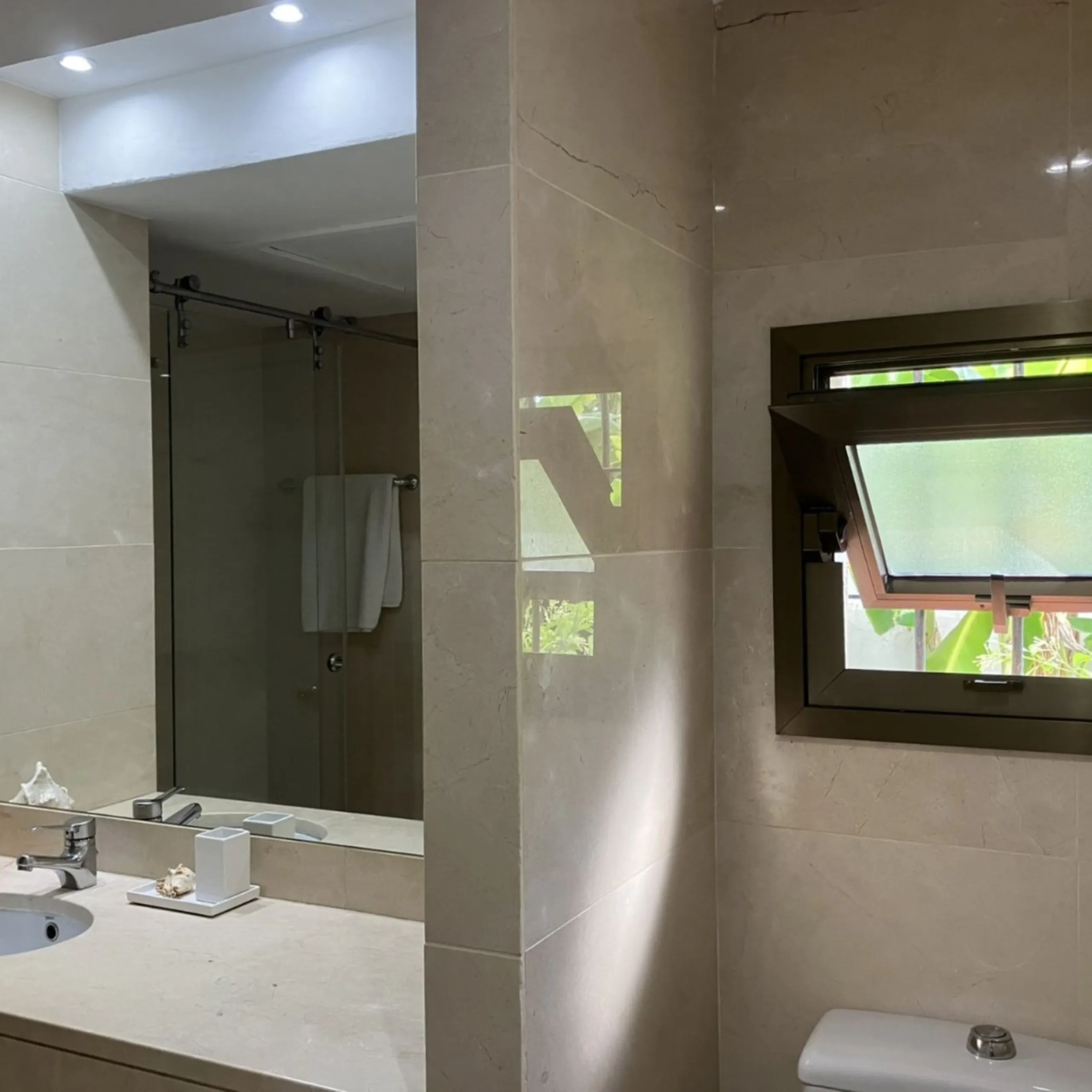 Located in one of the most prestigious residential complexes in Puerto Banús, this elegant ground-floor apartment perfectly blends luxury, comfort, and a prime location. Just 100 metres from the beach and within walking distance of the marina, fine dining