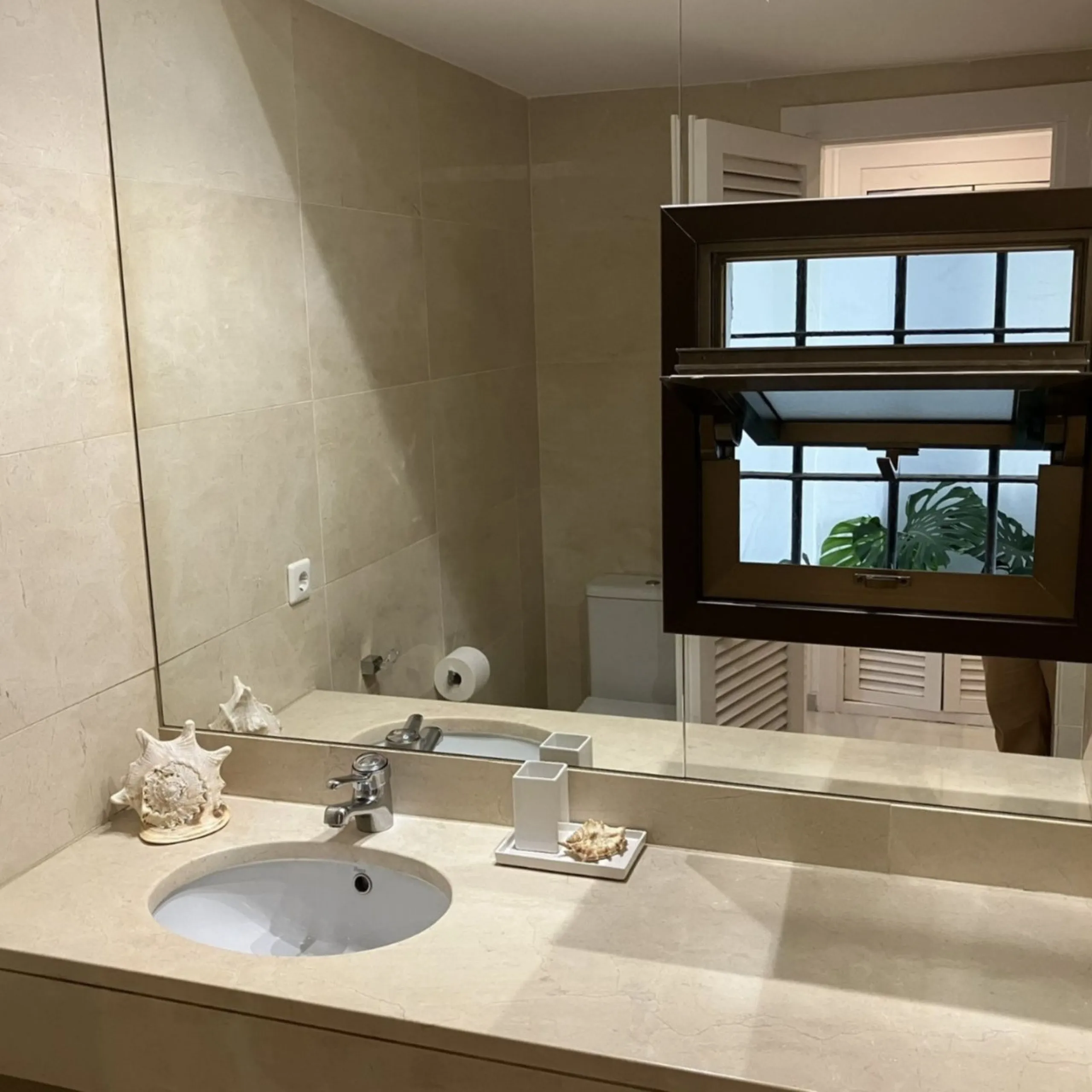 Located in one of the most prestigious residential complexes in Puerto Banús, this elegant ground-floor apartment perfectly blends luxury, comfort, and a prime location. Just 100 metres from the beach and within walking distance of the marina, fine dining