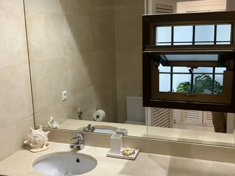 Located in one of the most prestigious residential complexes in Puerto Banús, this elegant ground-floor apartment perfectly blends luxury, comfort, and a prime location. Just 100 metres from the beach and within walking distance of the marina, fine dining