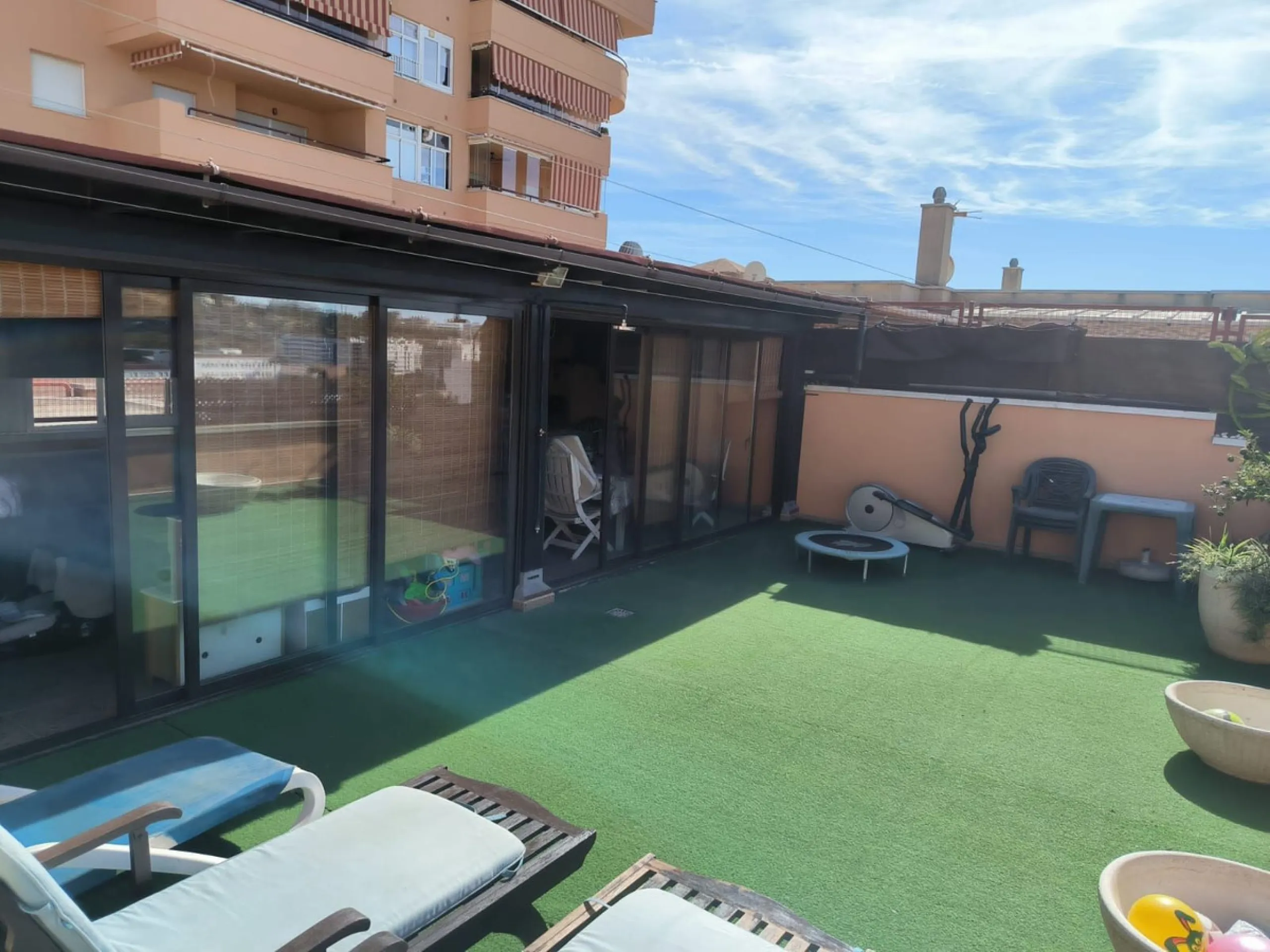 Discover this spectacular penthouse apartment in the desirable Calvario neighbourhood of Estepona, on the enchanting Costa del Sol. Offering unparalleled privacy, tranquillity, and convenience, this single-level gem boasts no stairs and no surrounding nei