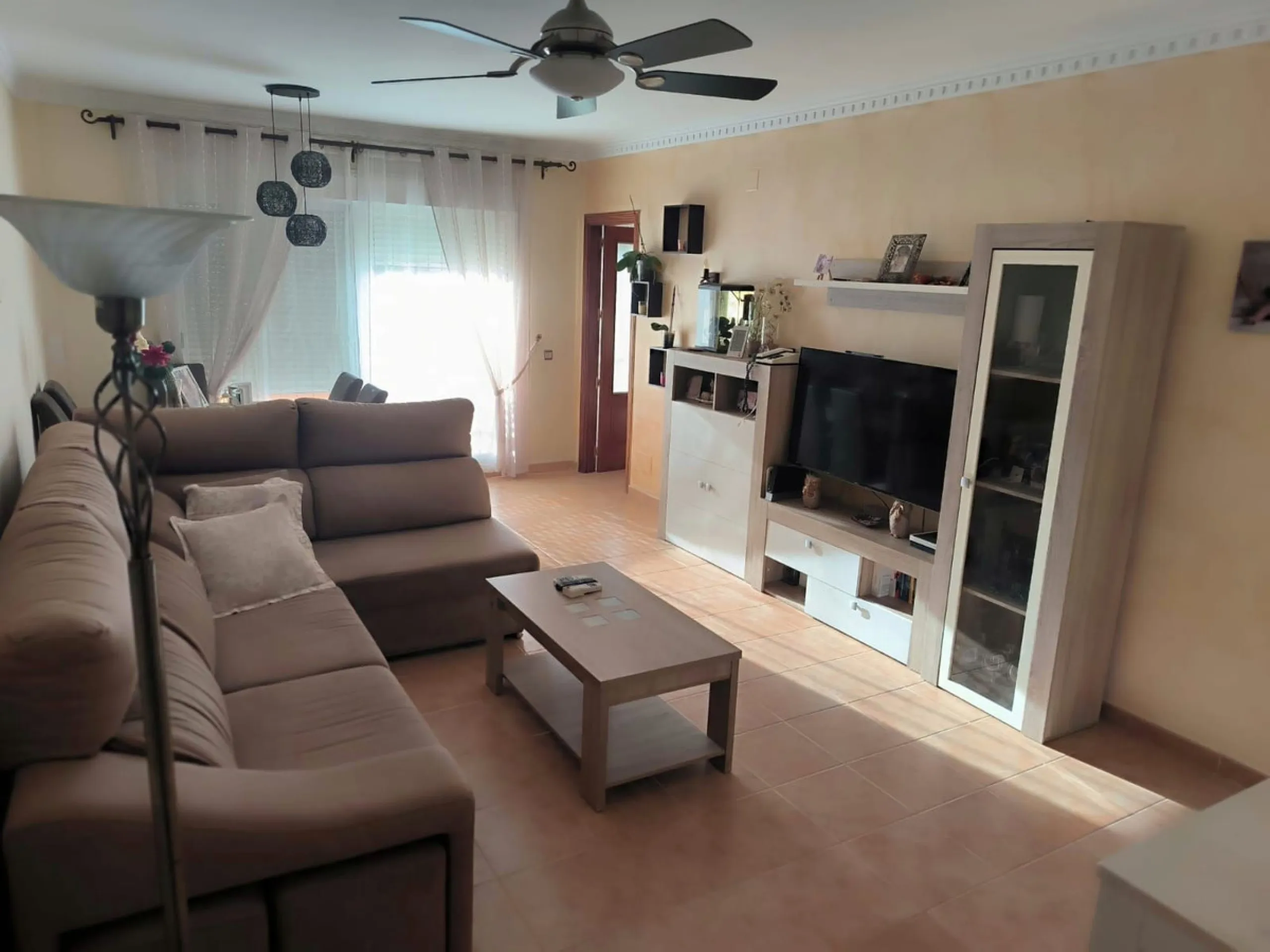 Discover this spectacular penthouse apartment in the desirable Calvario neighbourhood of Estepona, on the enchanting Costa del Sol. Offering unparalleled privacy, tranquillity, and convenience, this single-level gem boasts no stairs and no surrounding nei