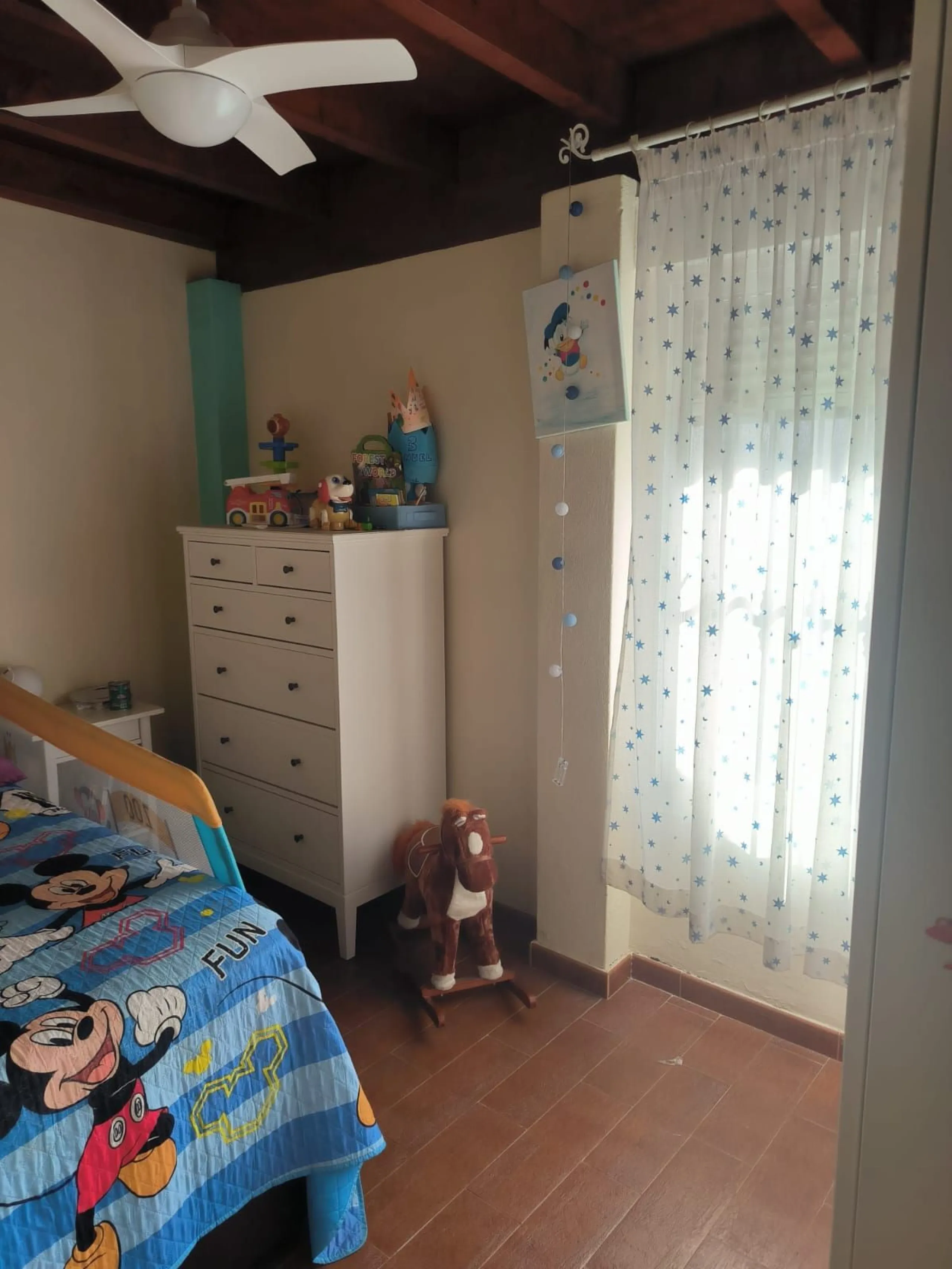 Discover this spectacular penthouse apartment in the desirable Calvario neighbourhood of Estepona, on the enchanting Costa del Sol. Offering unparalleled privacy, tranquillity, and convenience, this single-level gem boasts no stairs and no surrounding nei
