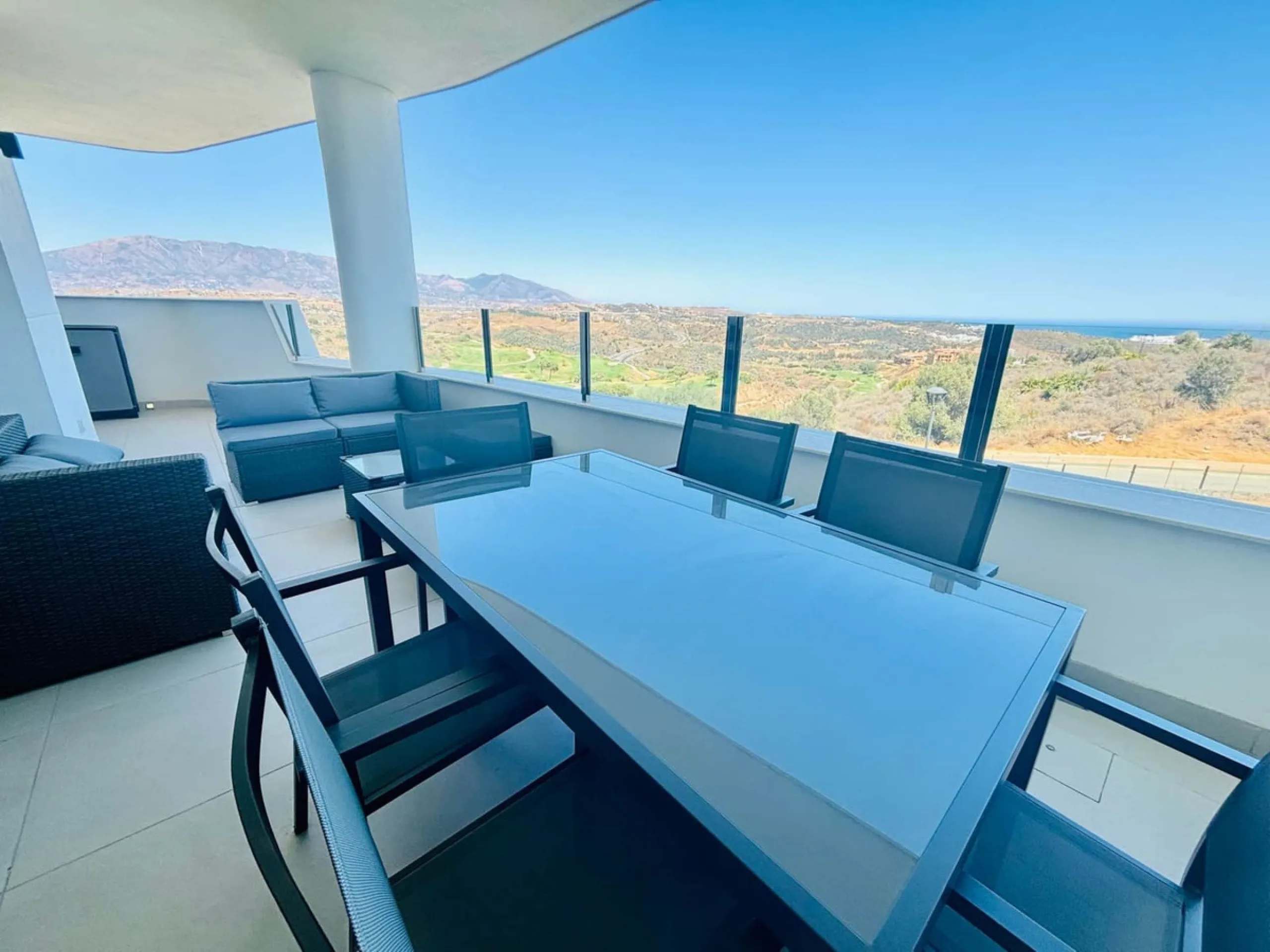 Apartment - Middle Floor Apartment в продаже в Mijas, Málaga. В доме 3 спален и 2 ванных комнат. Площадь дома 100 м²