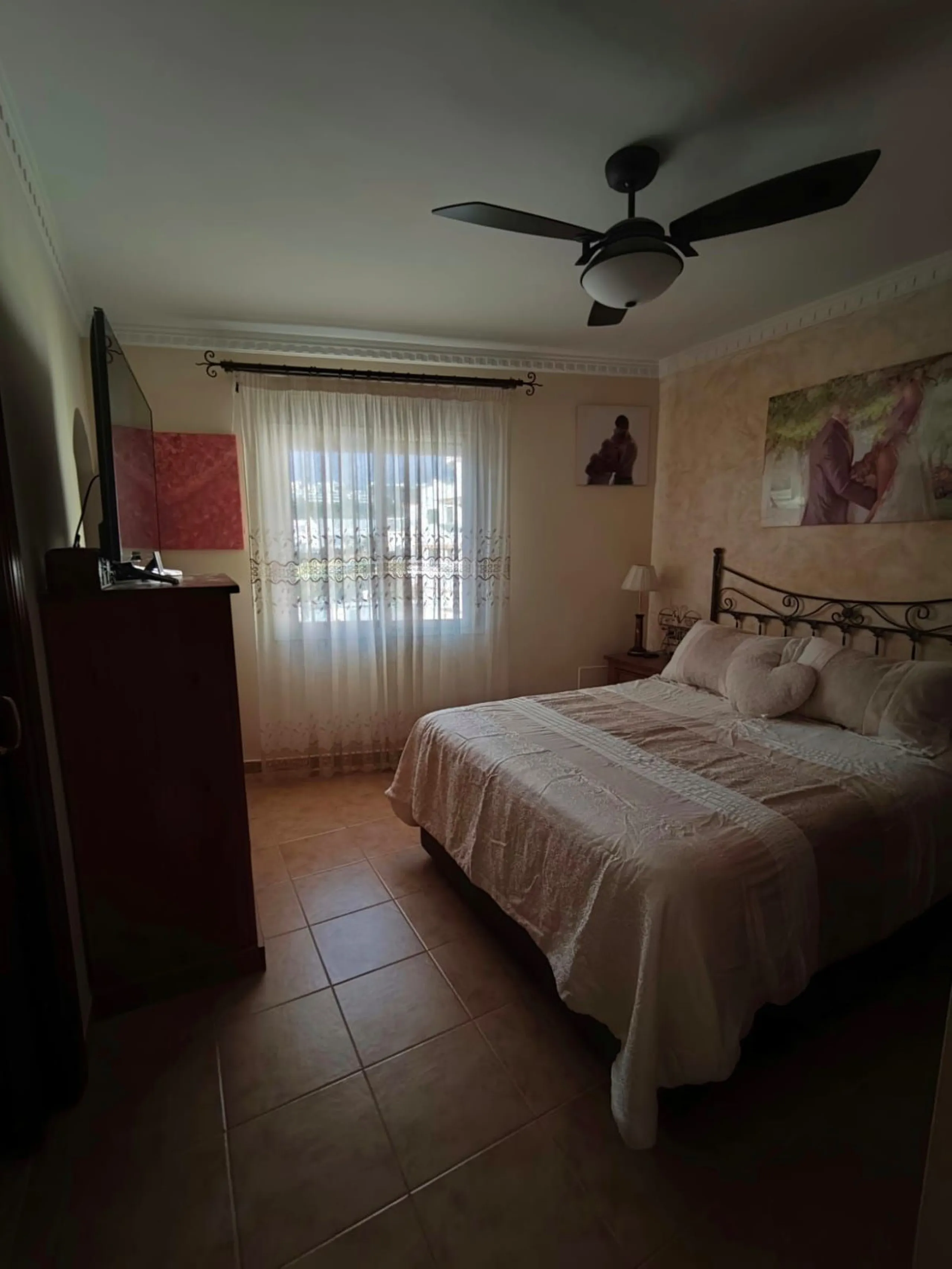 Discover this spectacular penthouse apartment in the desirable Calvario neighbourhood of Estepona, on the enchanting Costa del Sol. Offering unparalleled privacy, tranquillity, and convenience, this single-level gem boasts no stairs and no surrounding nei