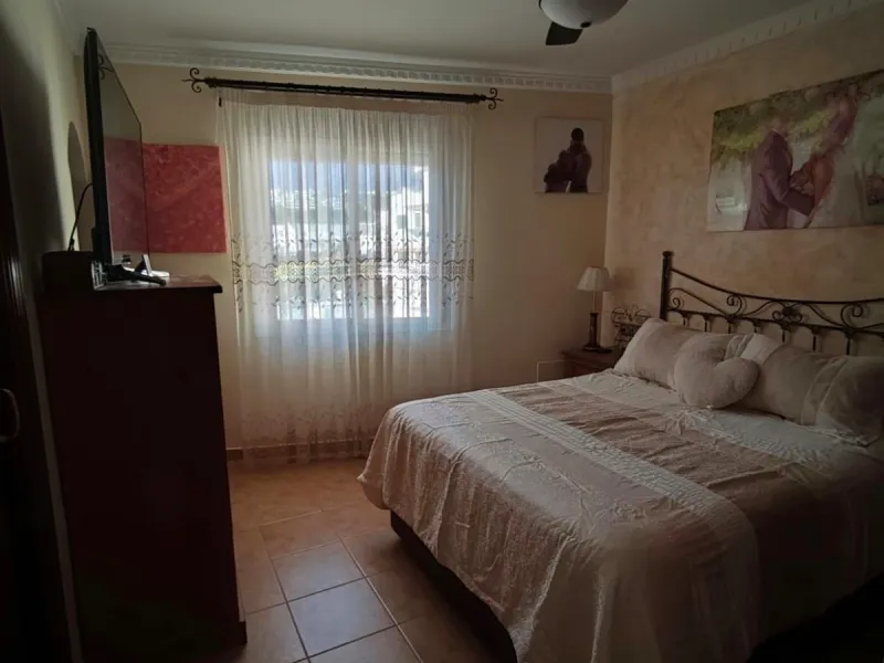 Discover this spectacular penthouse apartment in the desirable Calvario neighbourhood of Estepona, on the enchanting Costa del Sol. Offering unparalleled privacy, tranquillity, and convenience, this single-level gem boasts no stairs and no surrounding nei