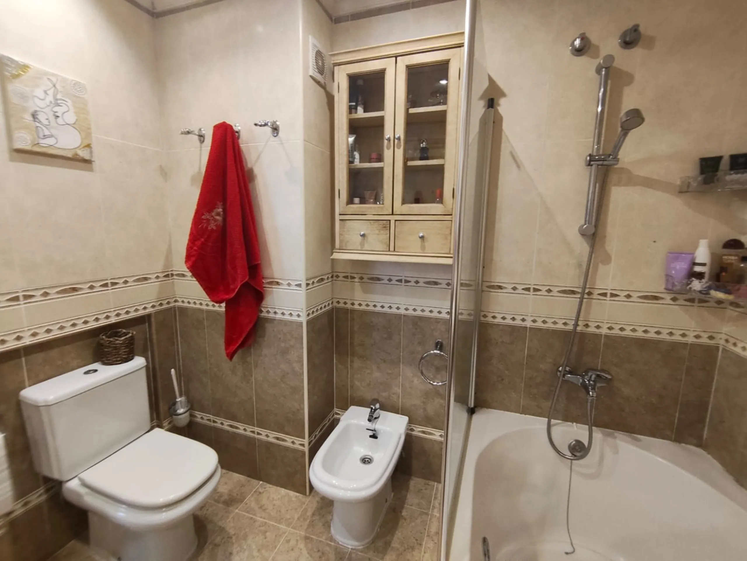 Discover this spectacular penthouse apartment in the desirable Calvario neighbourhood of Estepona, on the enchanting Costa del Sol. Offering unparalleled privacy, tranquillity, and convenience, this single-level gem boasts no stairs and no surrounding nei