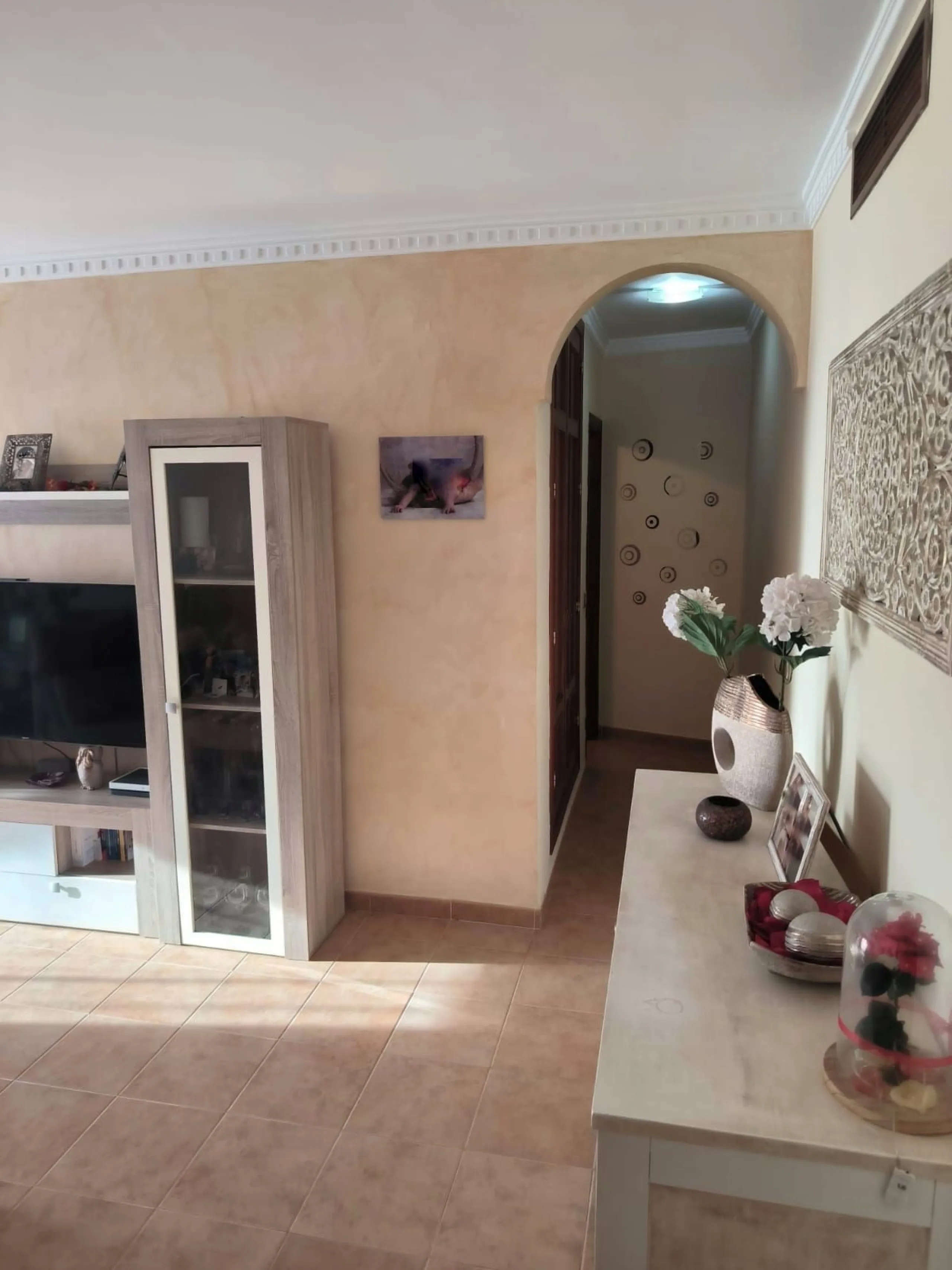 Discover this spectacular penthouse apartment in the desirable Calvario neighbourhood of Estepona, on the enchanting Costa del Sol. Offering unparalleled privacy, tranquillity, and convenience, this single-level gem boasts no stairs and no surrounding nei